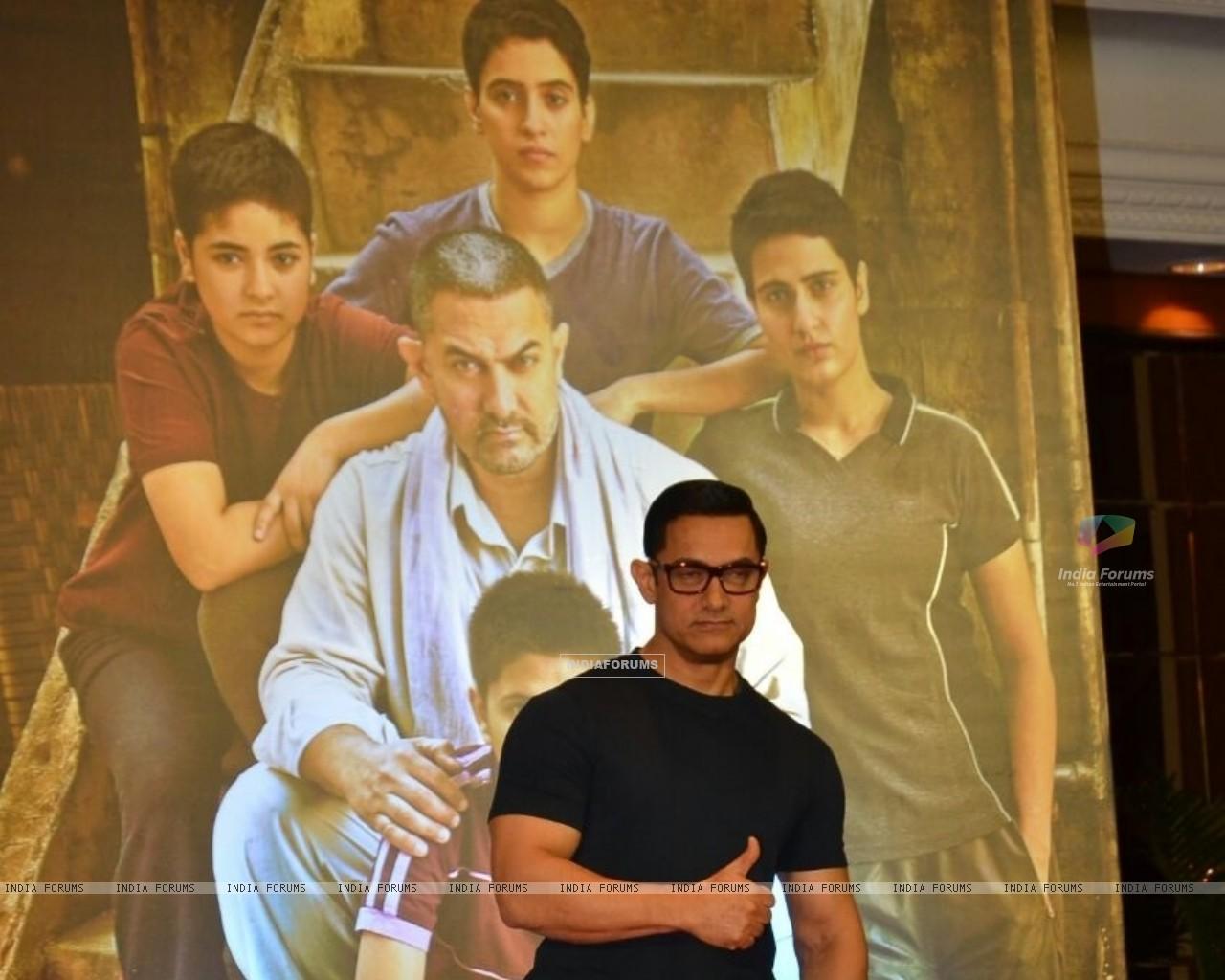 Wallpaper Khan at Poster Launch of 'Dangal' 411019