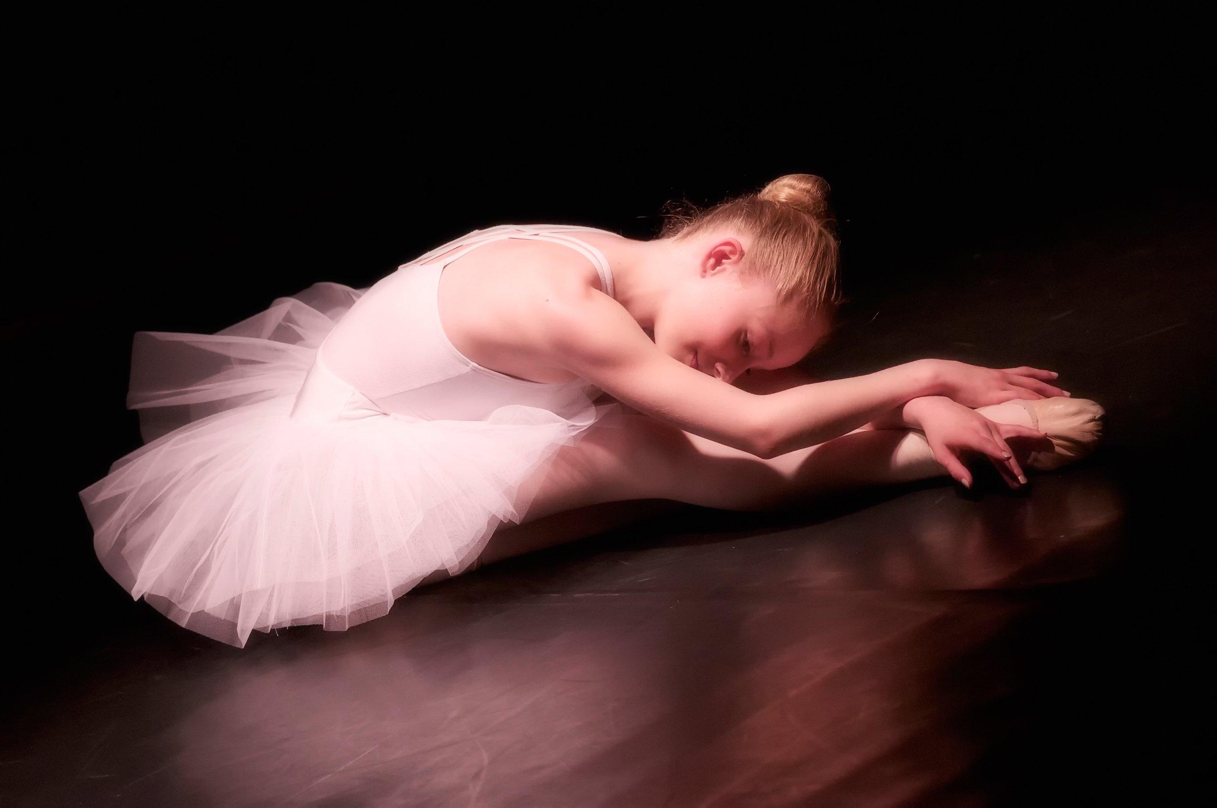 Girl ballerina pointe dance mood child wallpaperx1660