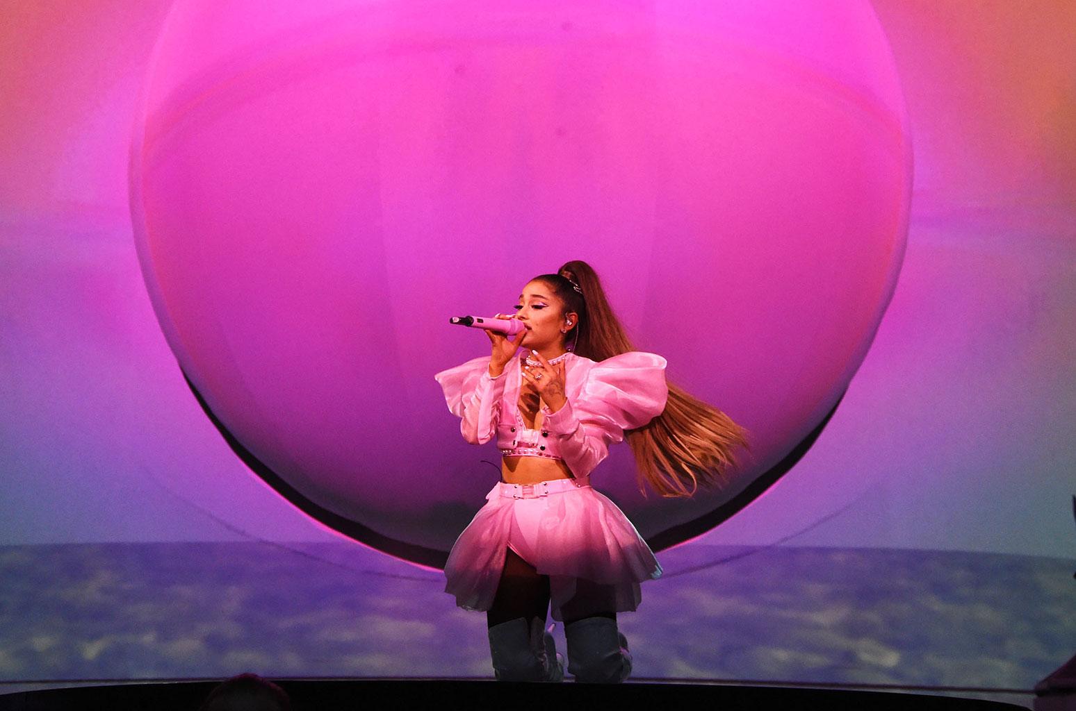 Ariana Grande & 2 Chainz Perform 'Rule the World' Live