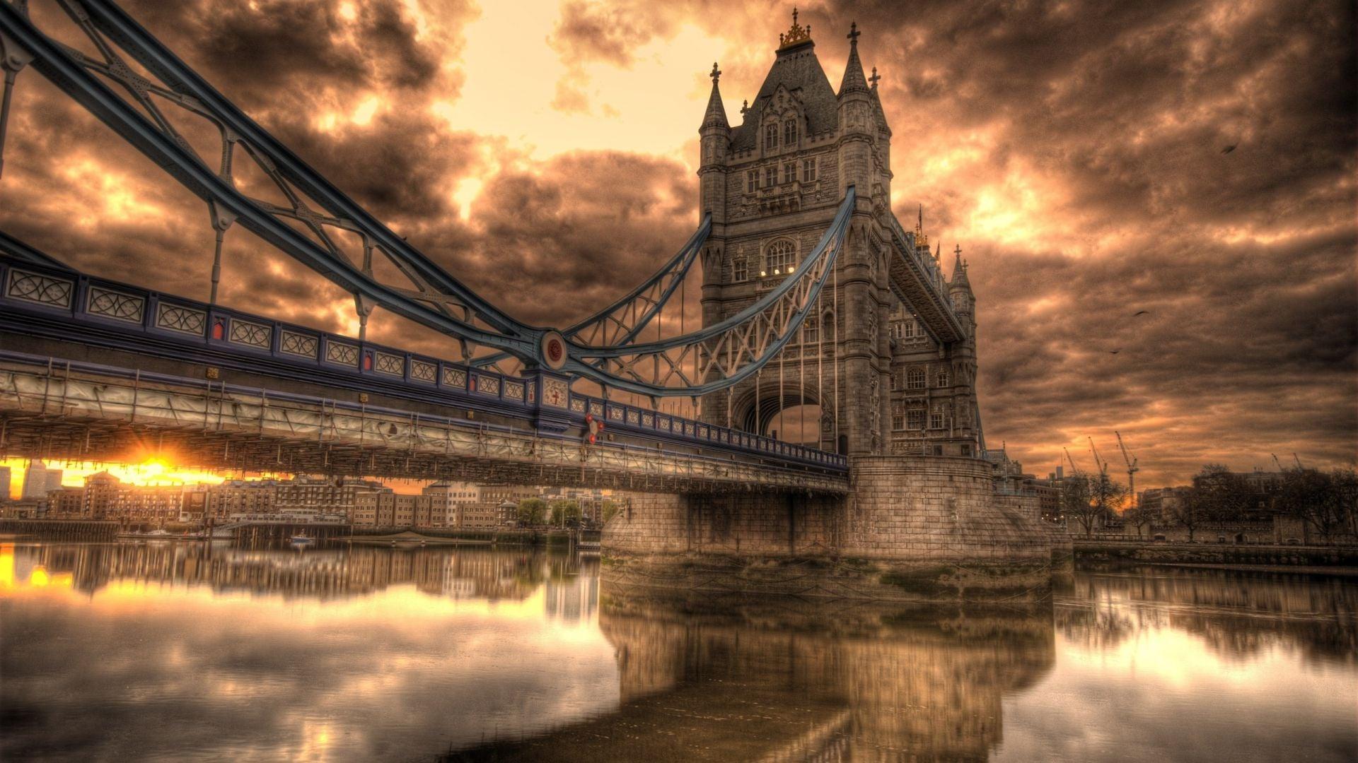 HD PC, Tower bridge, London