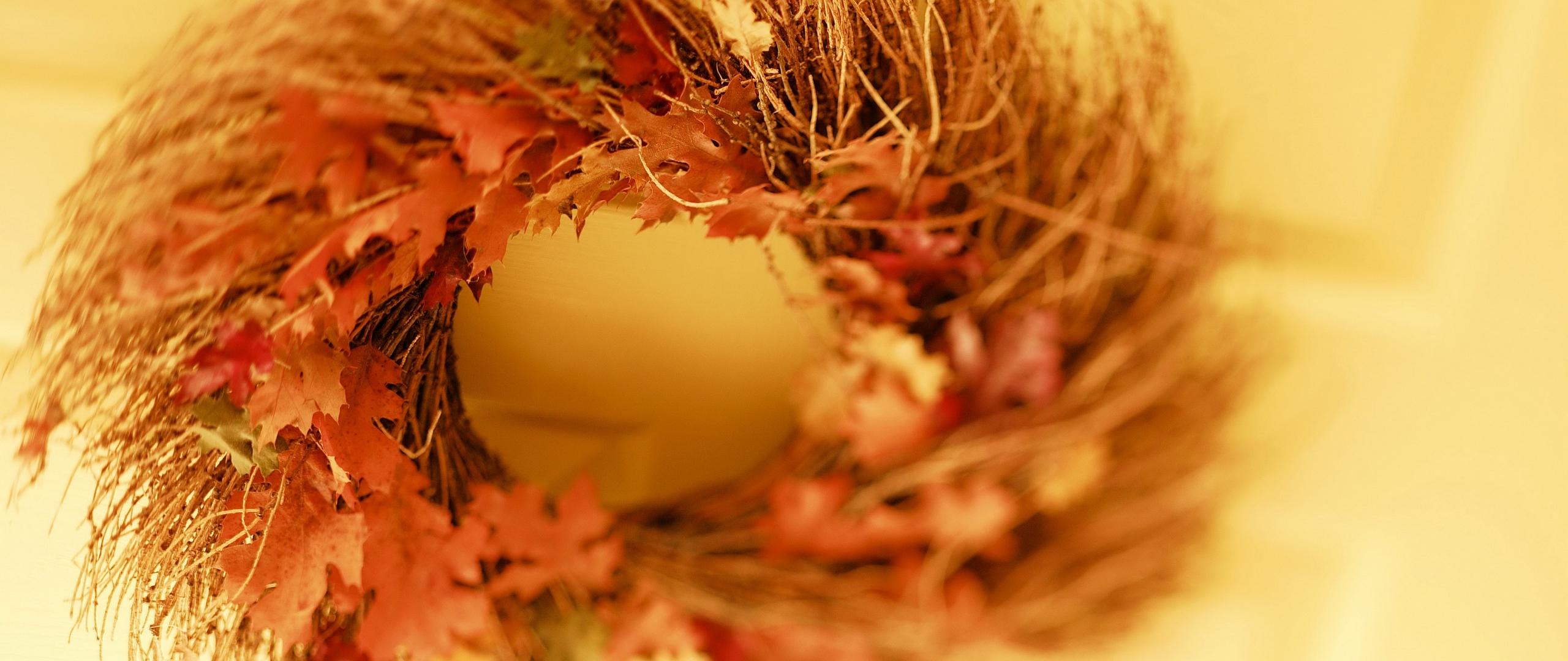 Download wallpaper 2560x1080 wreath, fall, leaves dual wide
