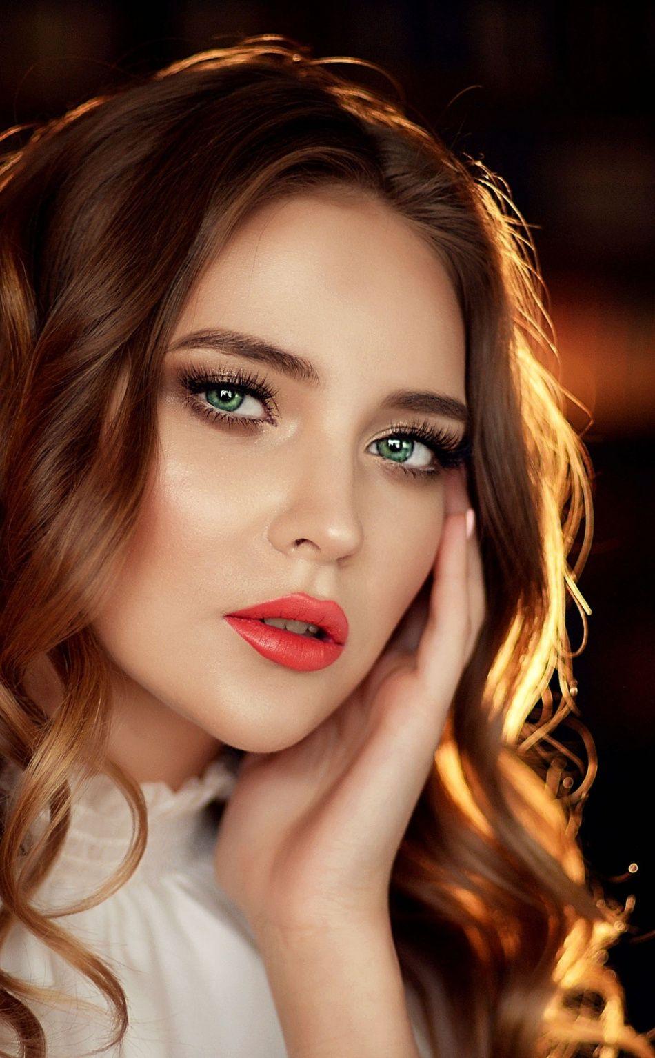 Green eyes, woman model, red lips .com
