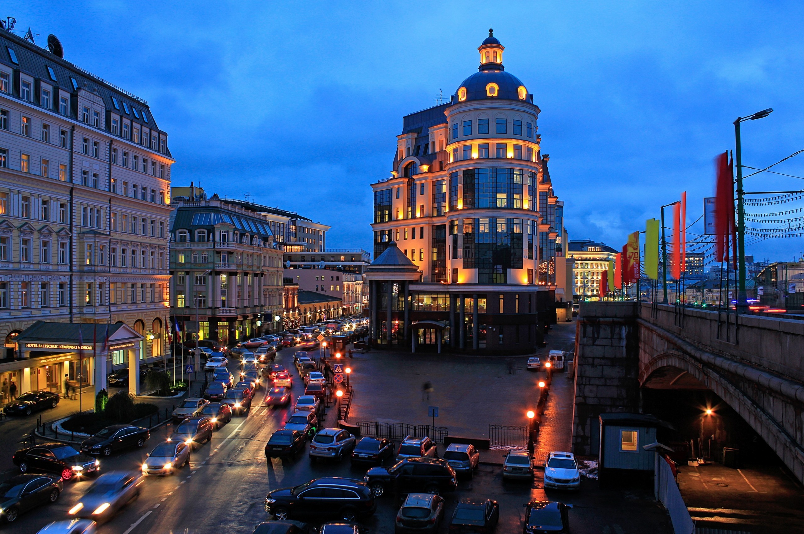 Download 2560x1700 Russia, Moscow, Buildings, Night, Road