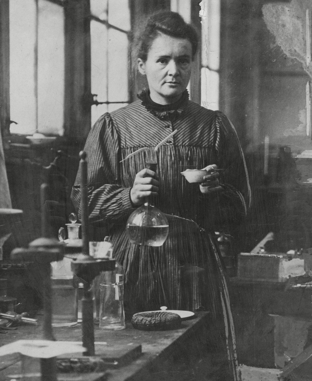 Marie Curie. Biography & Facts