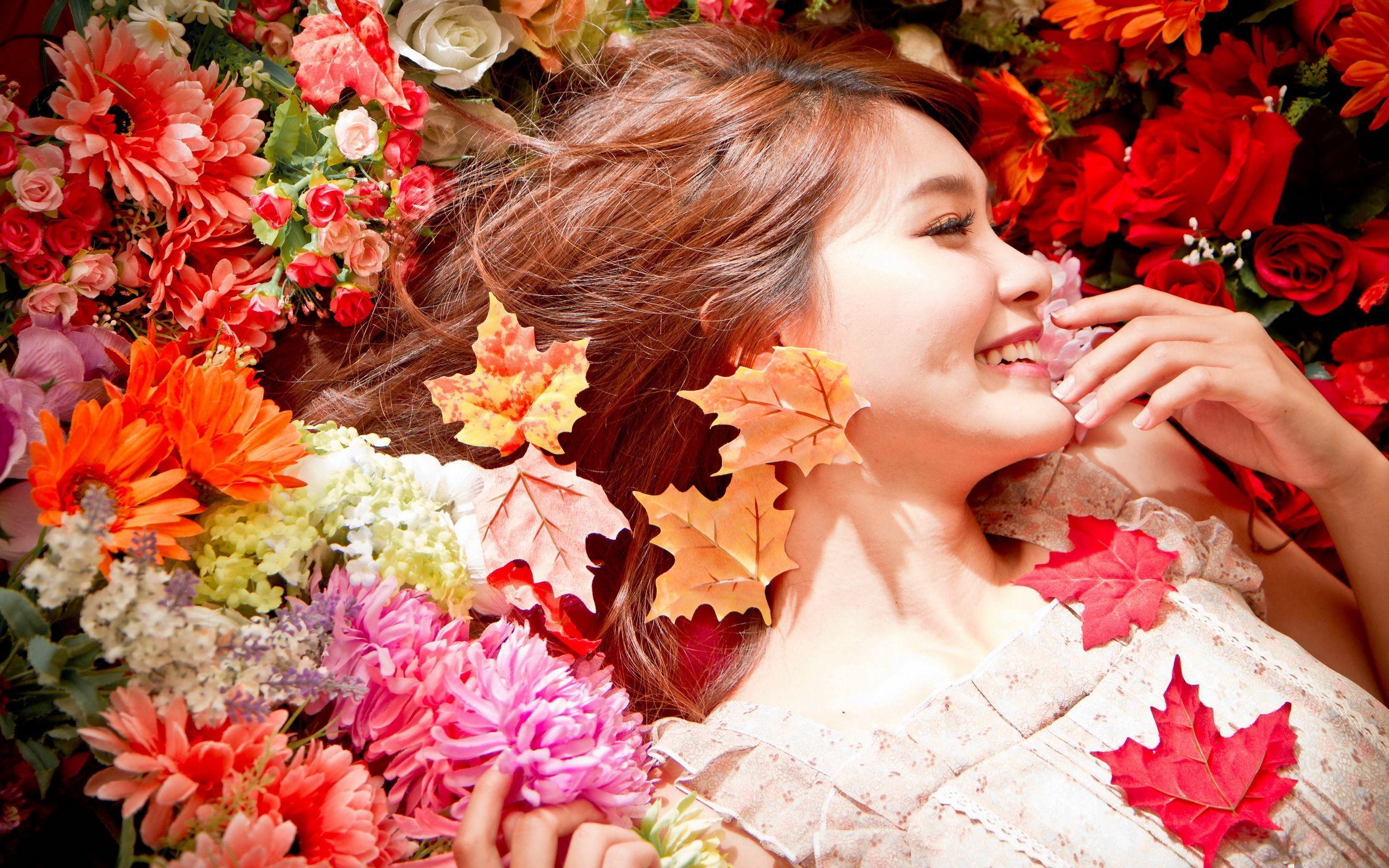 Happy girl in the flowers Wallpaper