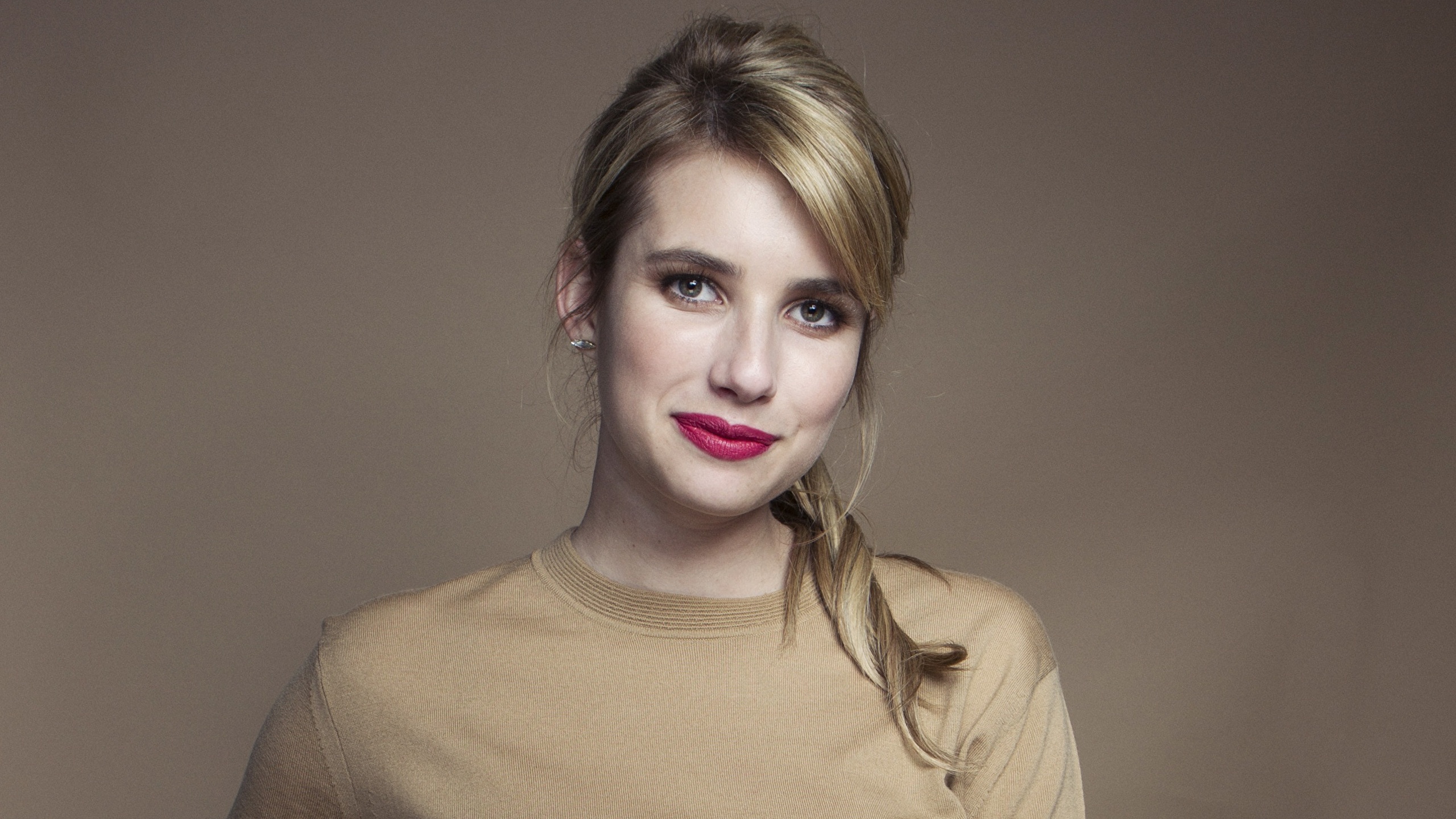 Desktop Wallpaper Emma Roberts Dark Blonde Face Hair 2560x1440