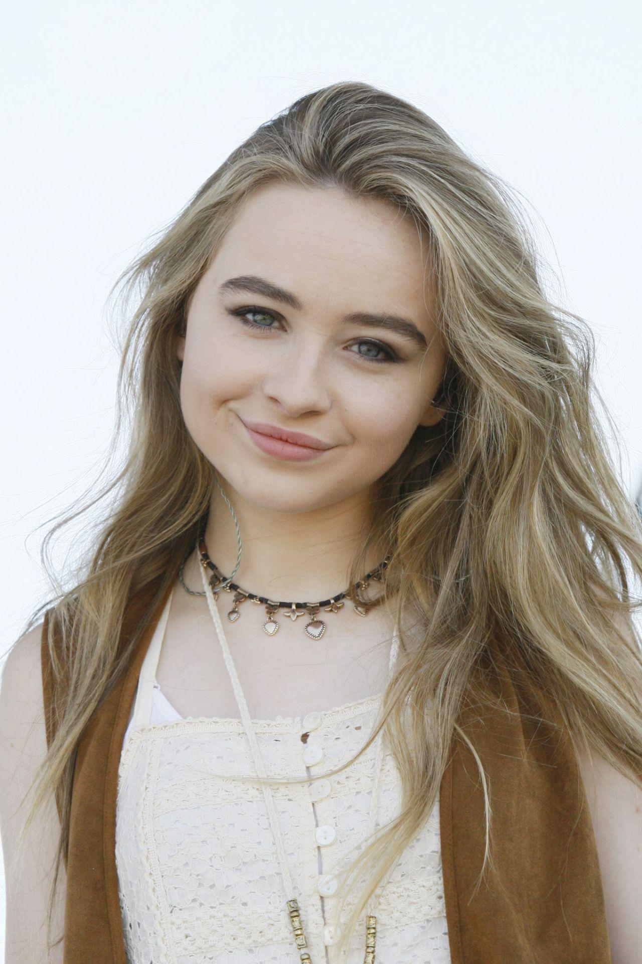Sabrina Carpenter Free Wallpaper & Background
