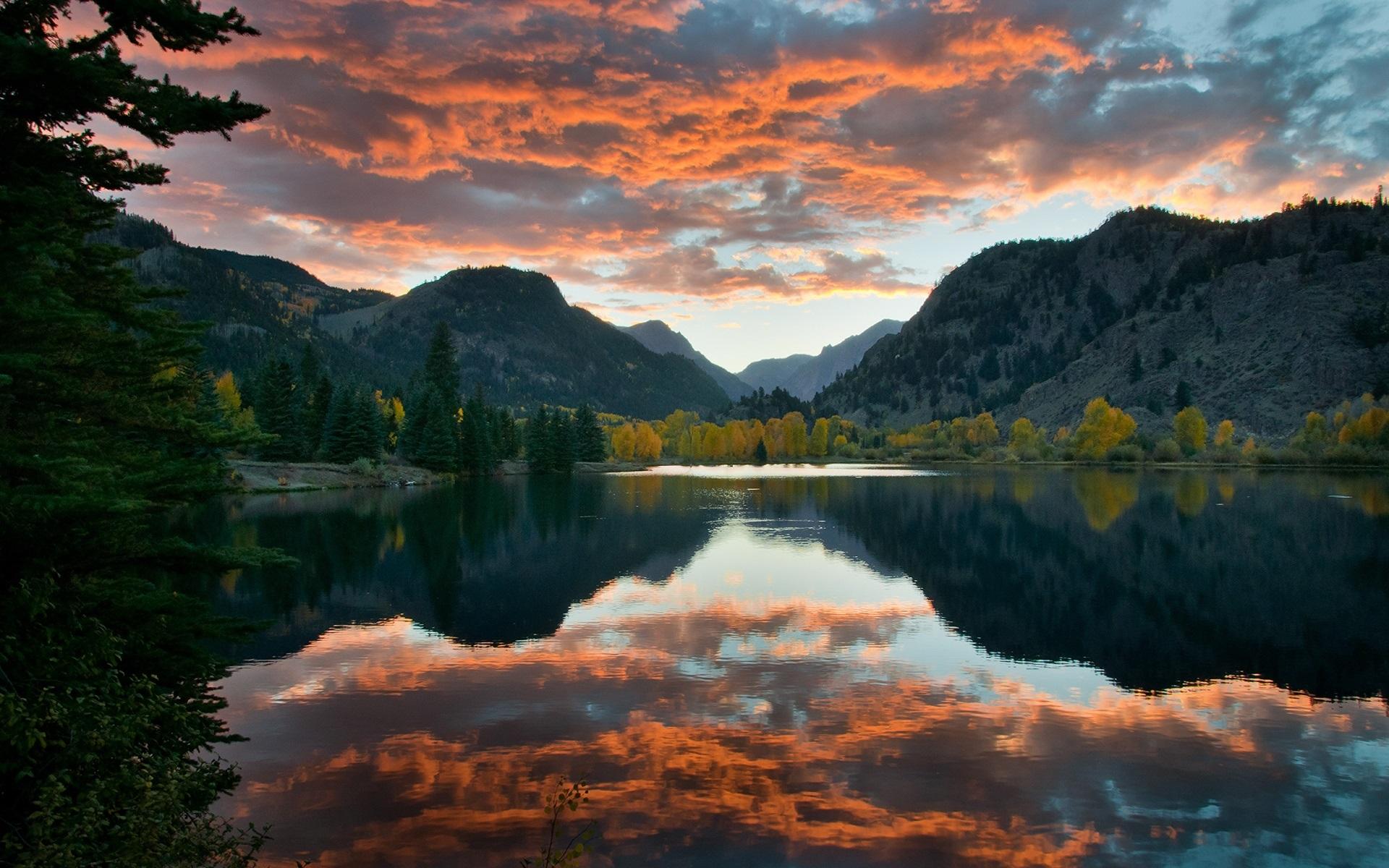 Lake, sky, clouds, mountains, trees, water reflection
