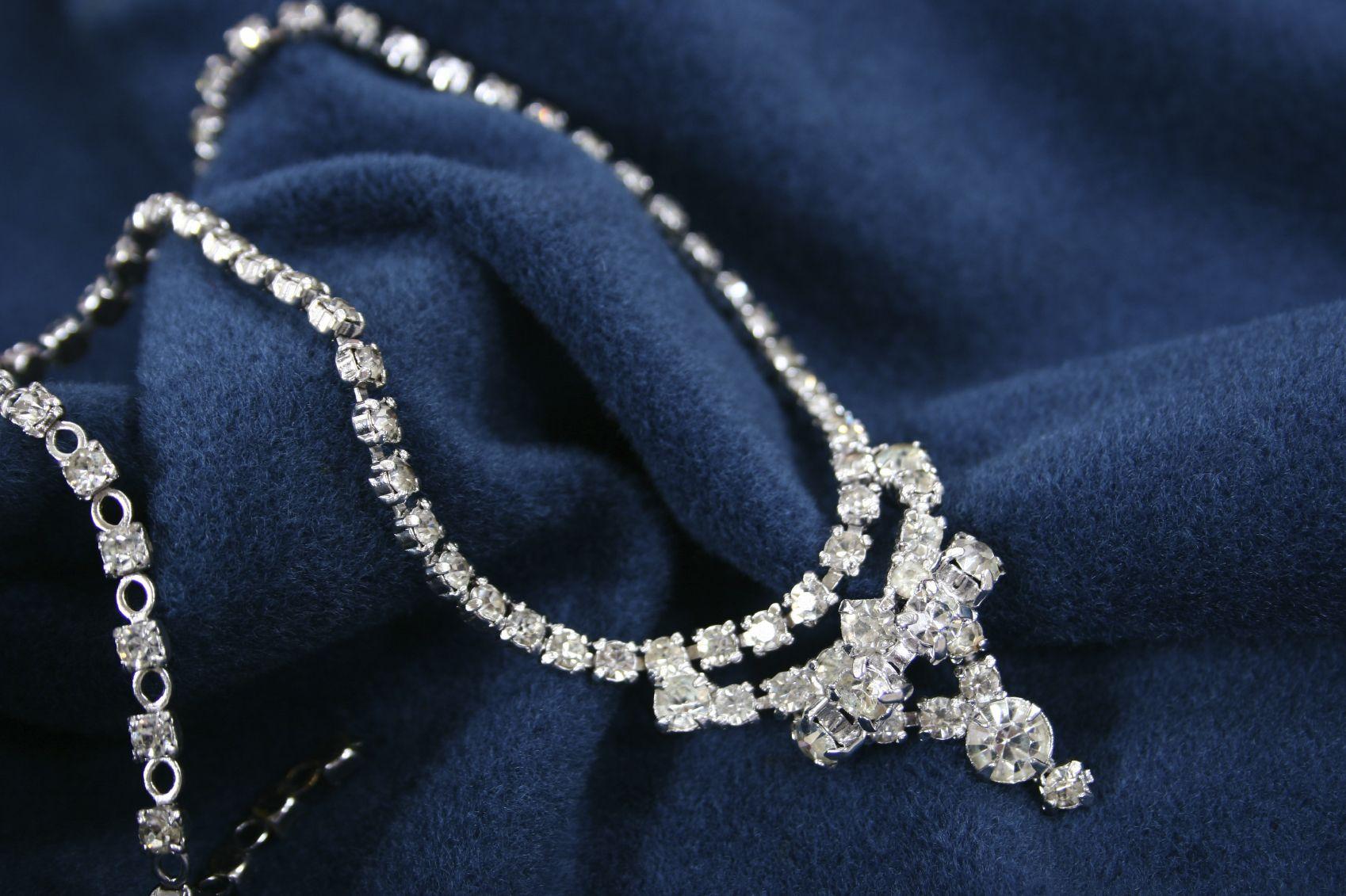 Silver Chain Wallpapers Wallpaper Cave