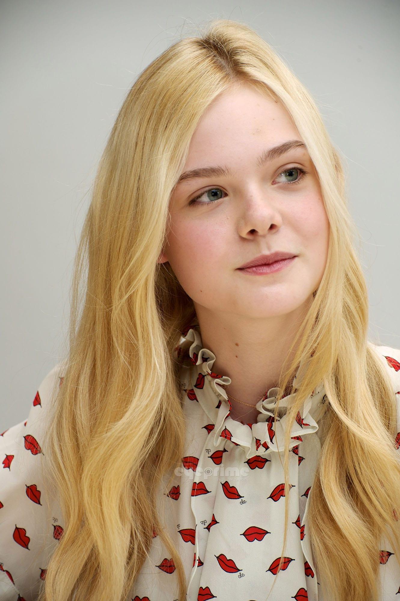 Elle Fanning HD Wallpaperwallpaper.net