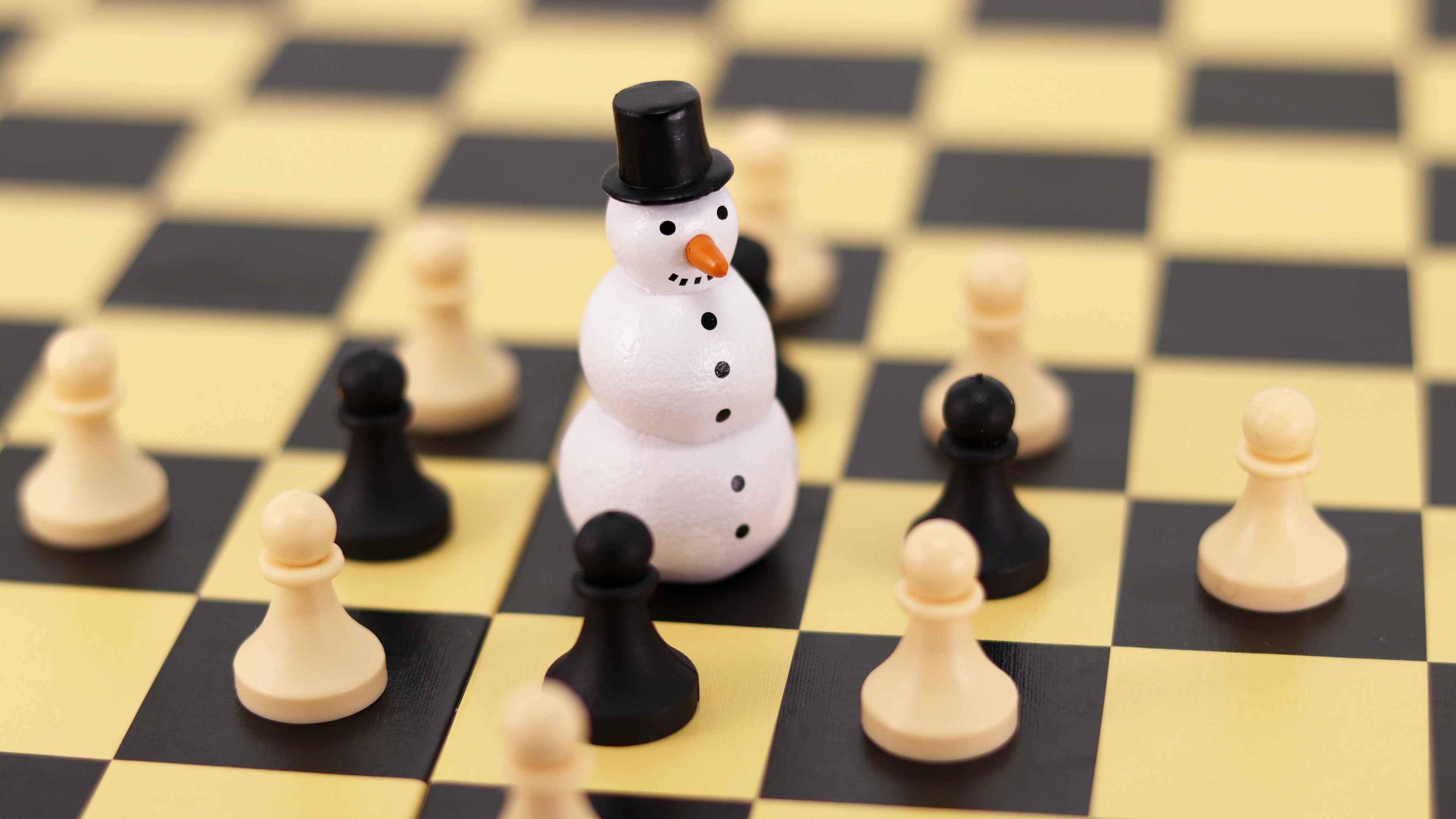 Download wallpaper 3840x2160 chess, snowman, figures, pawns