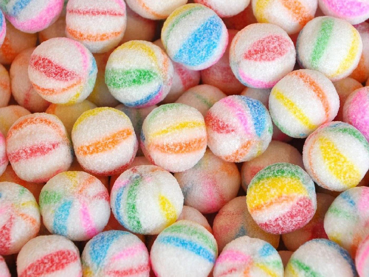 Download wallpaper 1400x1050 candy, striped, delicious
