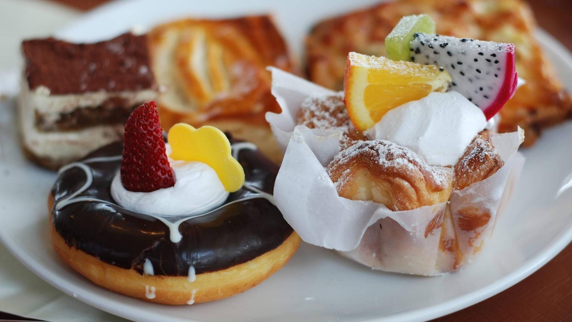 Delicate and delicious desserts breakfast wallpaper
