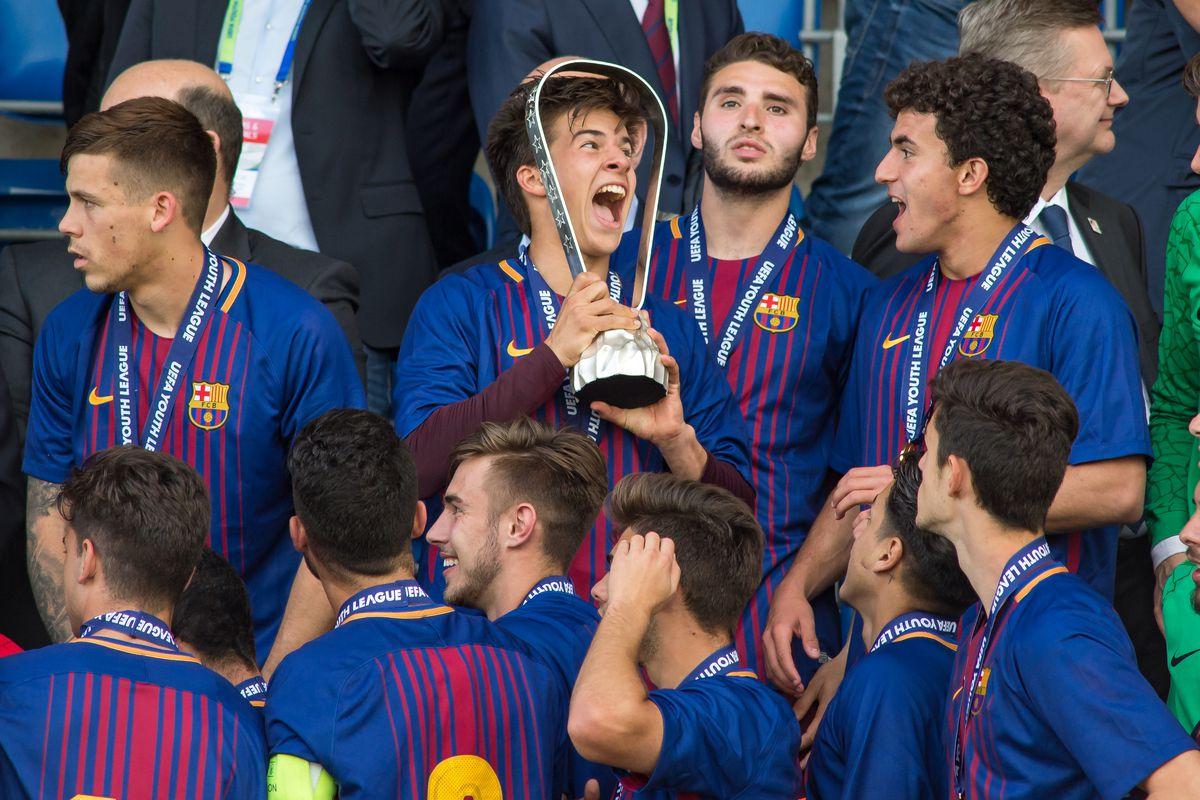Riqui Puig renews Barcelona deal until 2021
