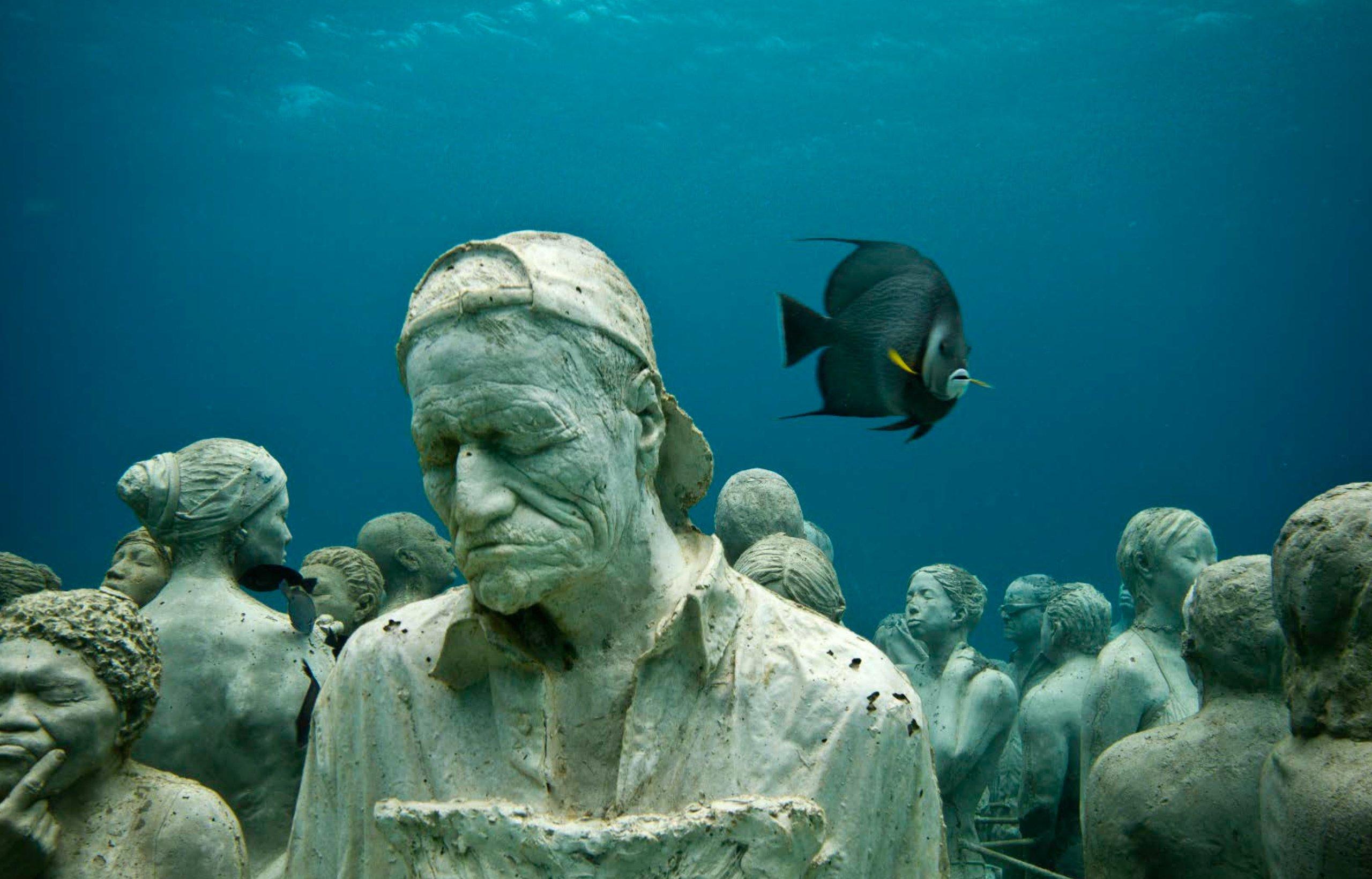 Amazing Underwater Museum in Mexico [2560x1600]