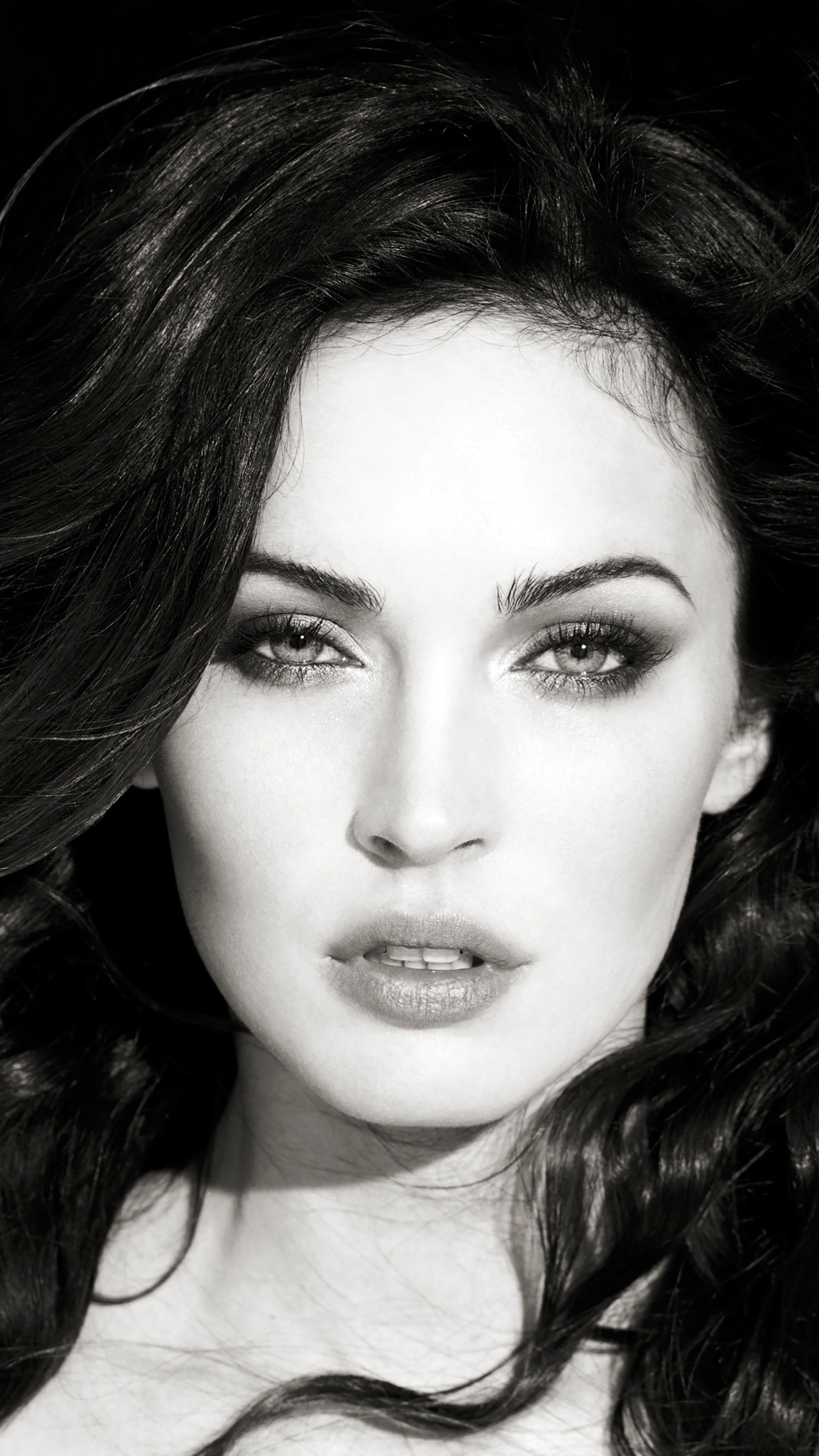 Download Megan Fox 2019 Black & White Free Pure 4K Ultra HD