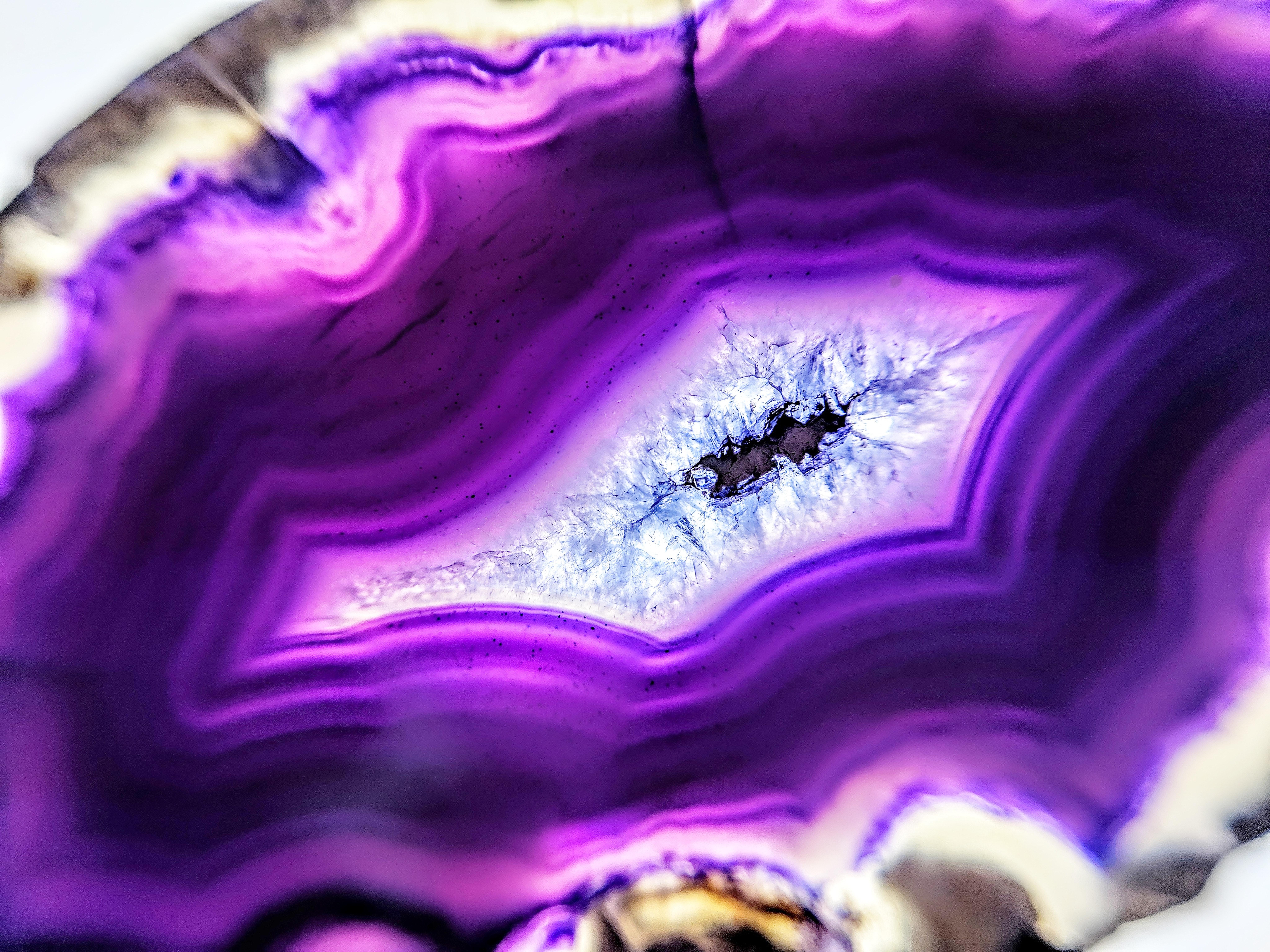 Фиолетовый агат жеода