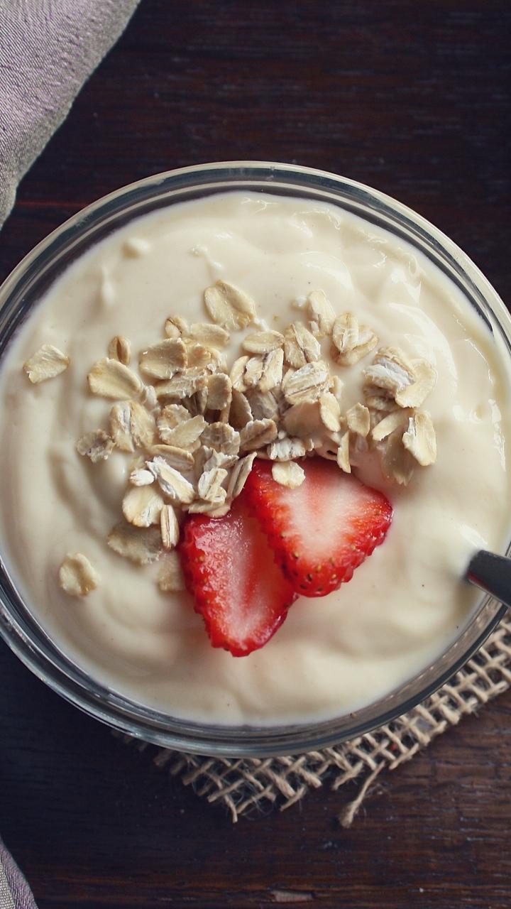 Download wallpaper 720x1280 yogurt, strawberries, oatmeal