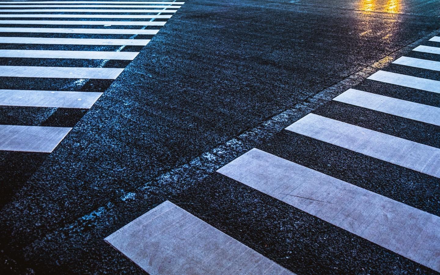 Download 1440x900 Crossing Road, Reflection, Pedestrian