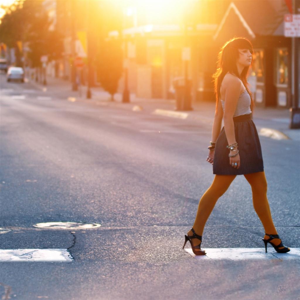 Girl crossing the street iPad Air Wallpaper Free Download