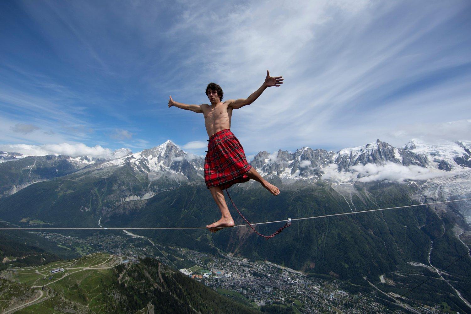 Slackliner from the French film Petit Bus Rouge 1500x1000