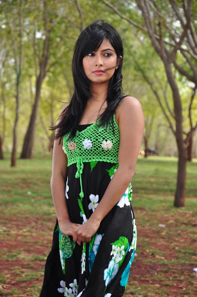 Radhika Pandit Hot Photos Latest New Saree Image Downloads.