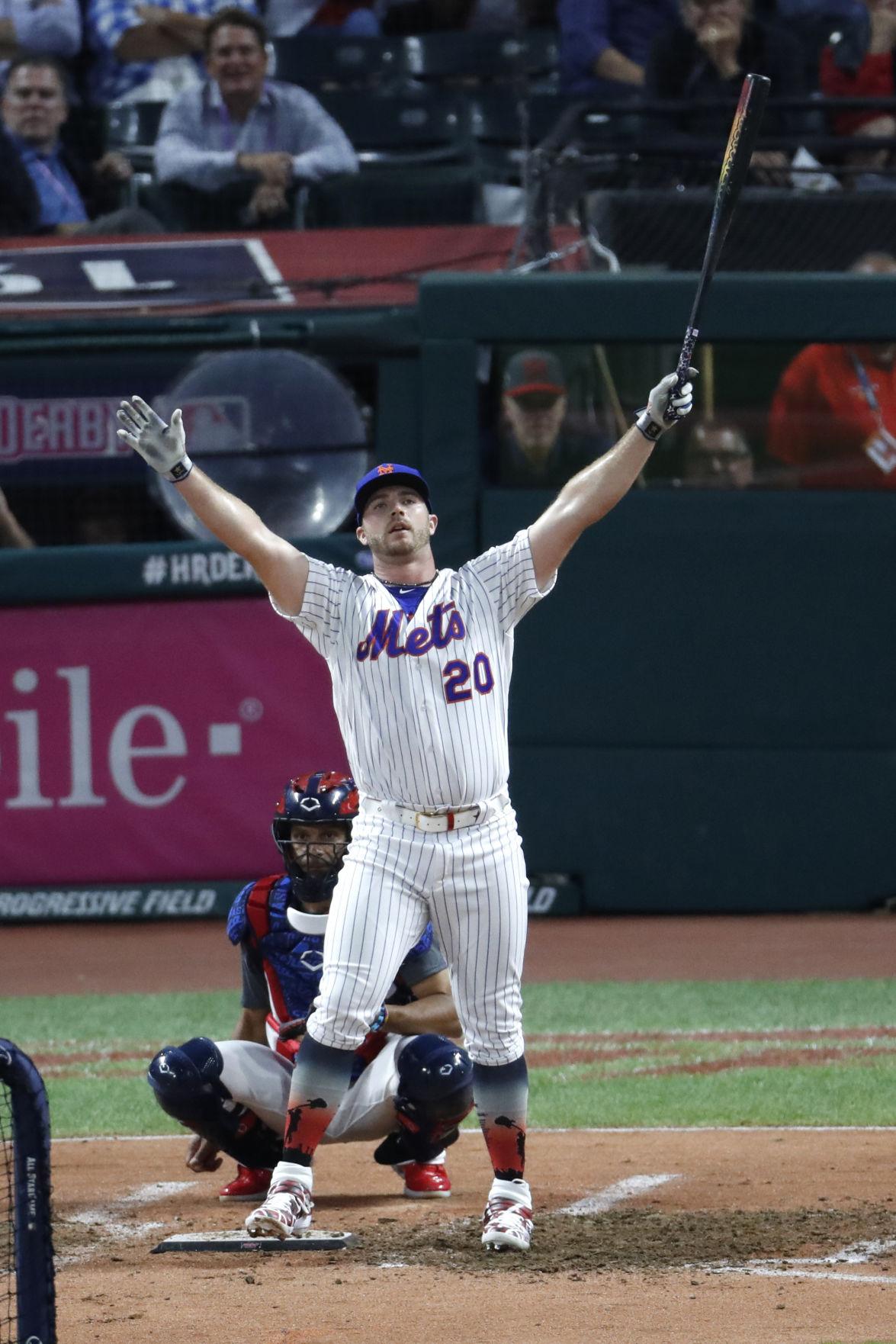 Download Pete Alonso blasts a home run for the Mets Wallpaper