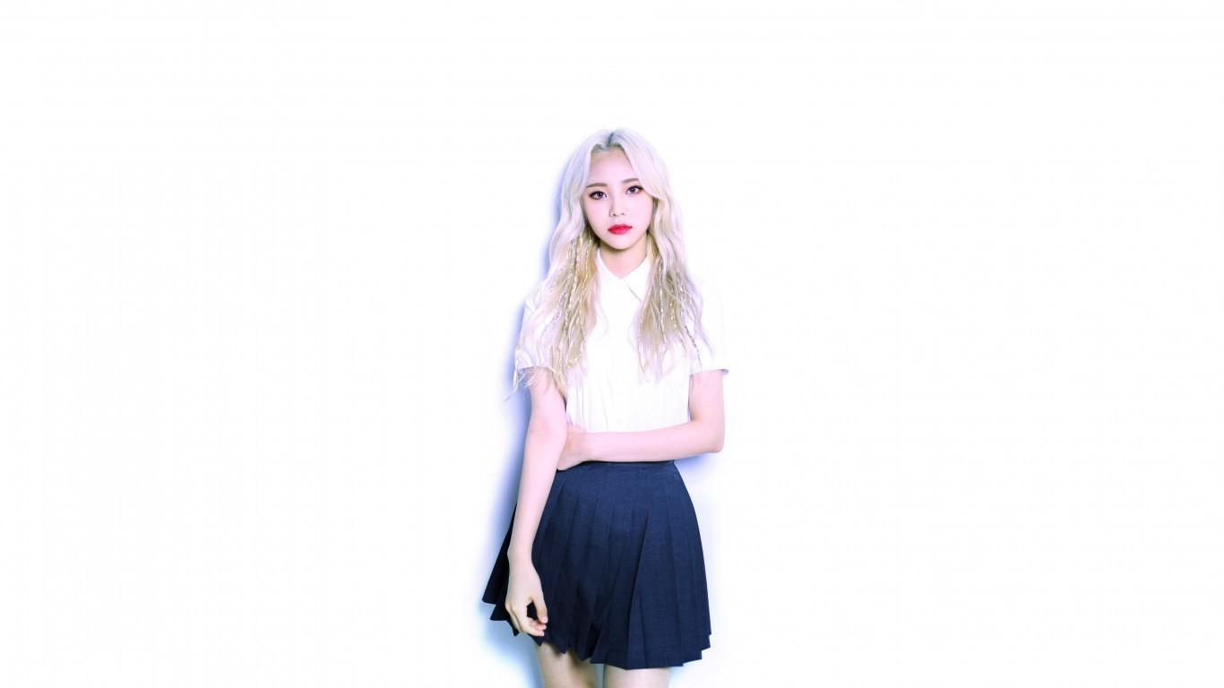 Download 1366x768 Loona, Jinsoul, Blonde, South Korean Girl