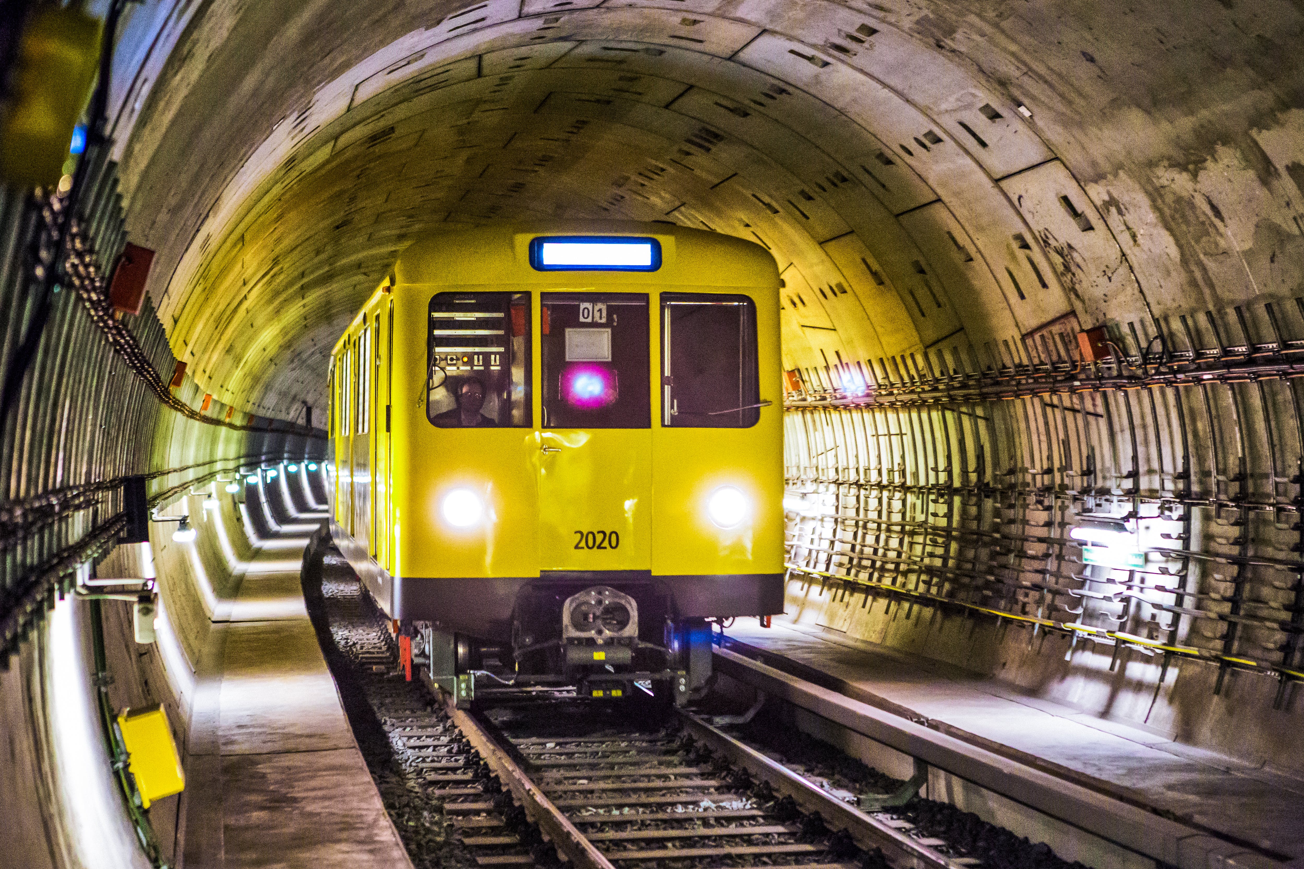 Включи поезд метро. Вагон метро Берлин. Поезд метро. Подземный поезд. Тоннель метро.