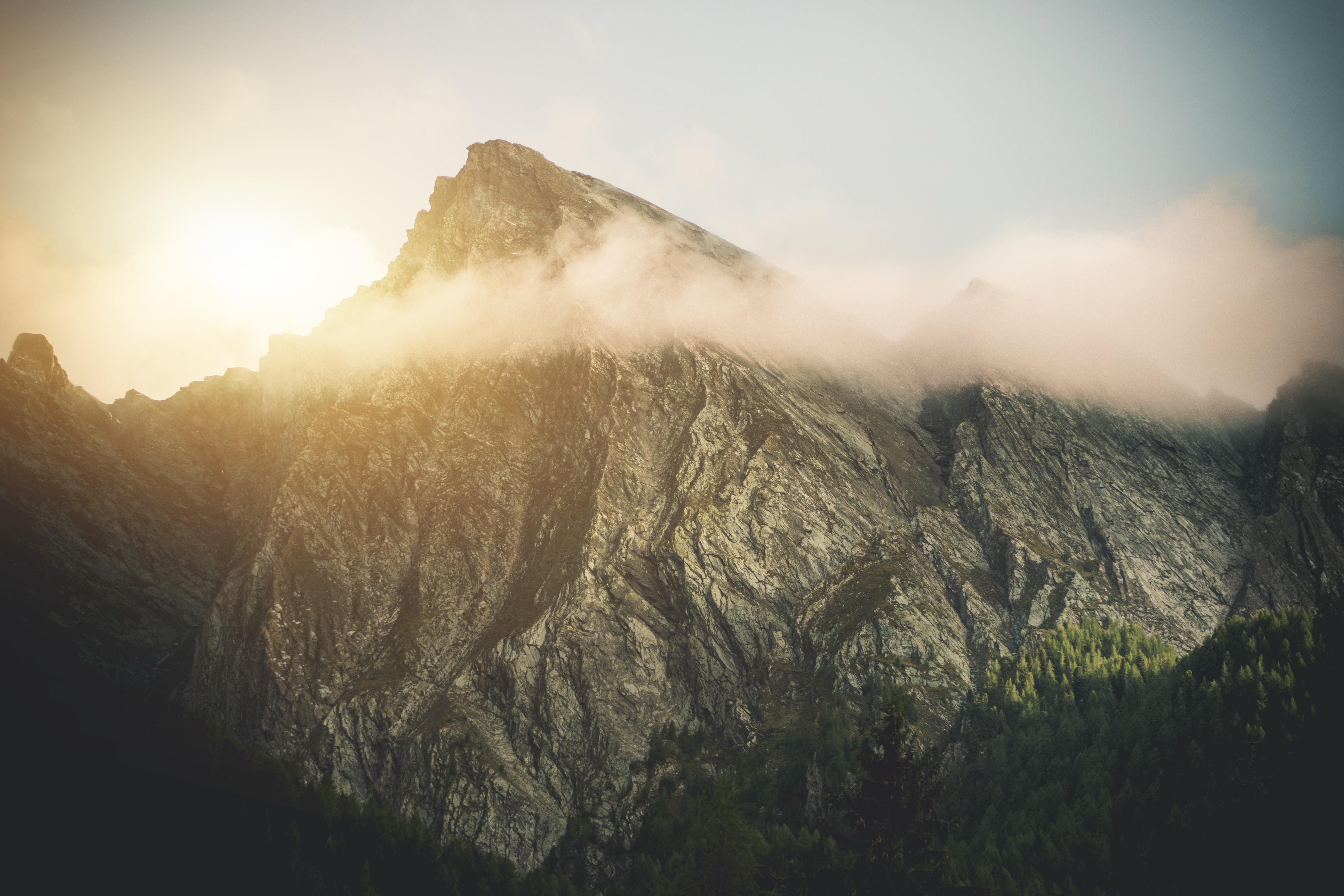 Гори свет. Пустые горы. Reaching the Peak арт. The cloud is ￼ two Mountain Peaks..