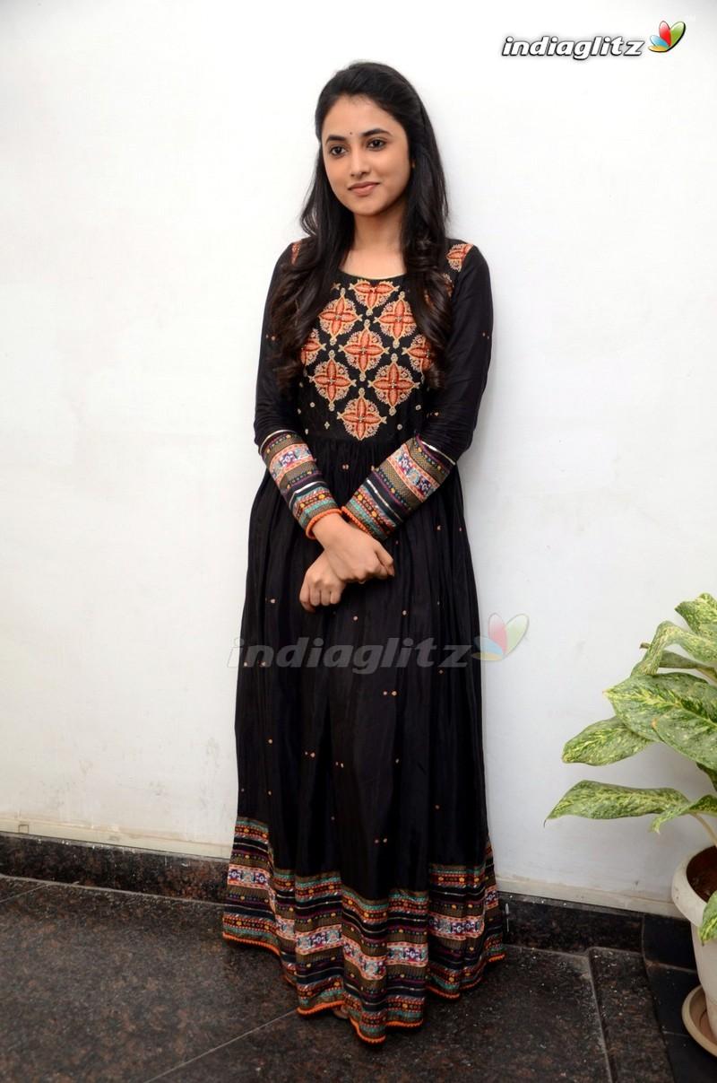 Priyanka Arul Mohan Photo Actress photo, image