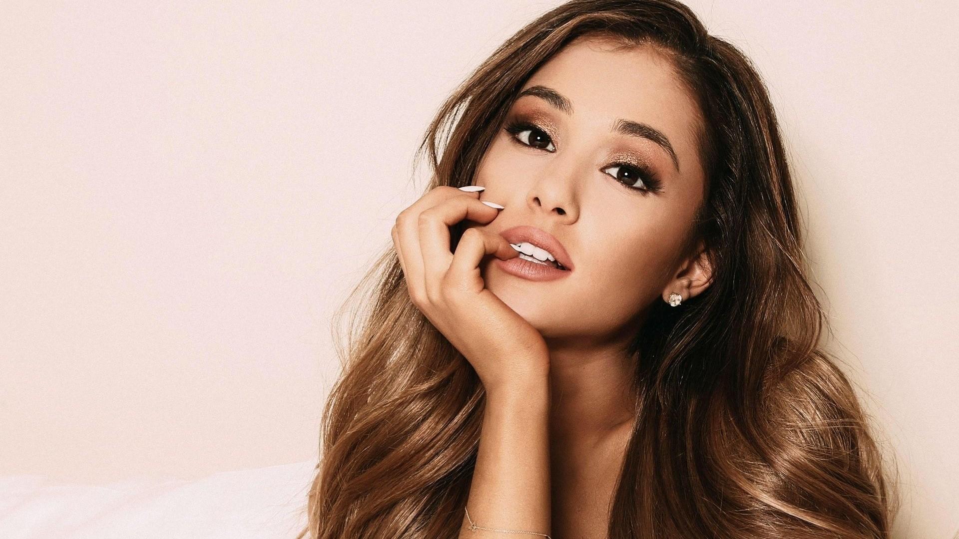 Ariana Grande Hollywood actress and singer wallpaper