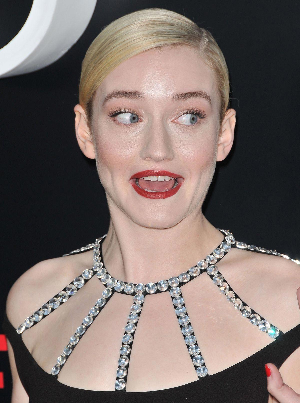 Julia Garner Wallpaper