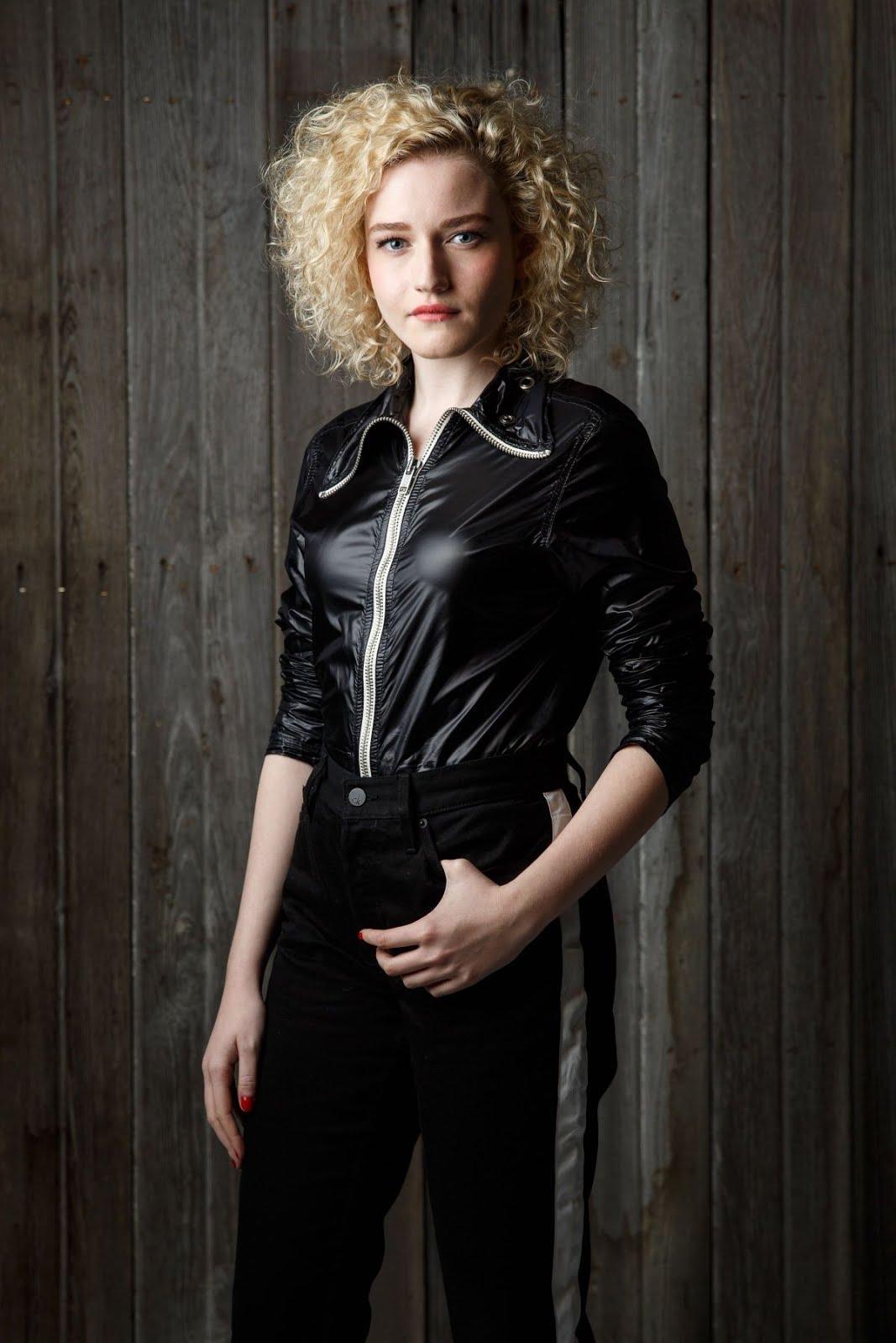 Julia Garner Wallpaper