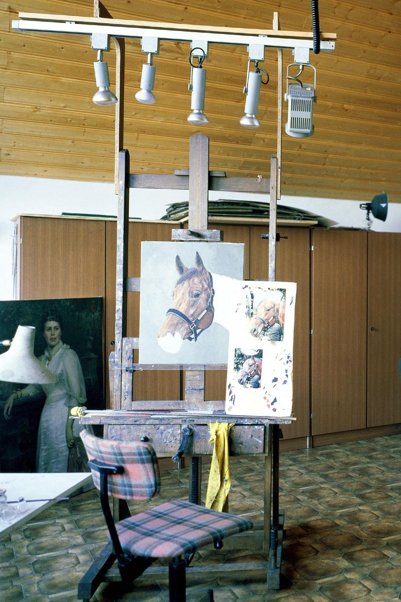 Download wallpaper 800x1200 artist, drawings, easel, comfort