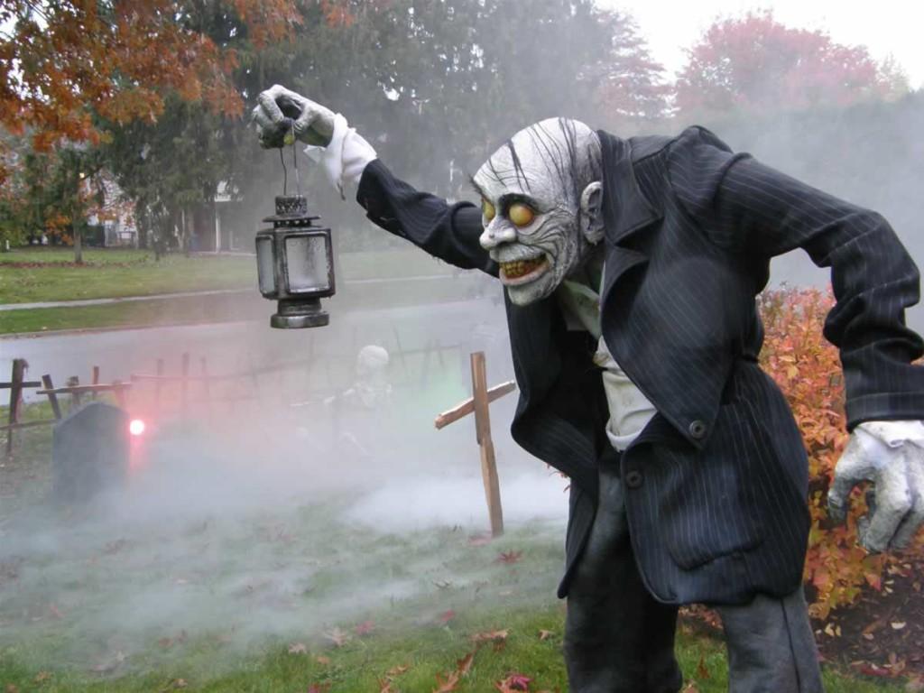 SPOOKY OUTDOOR DECORATIONS FOR THE HALLOWEEN NIGHT