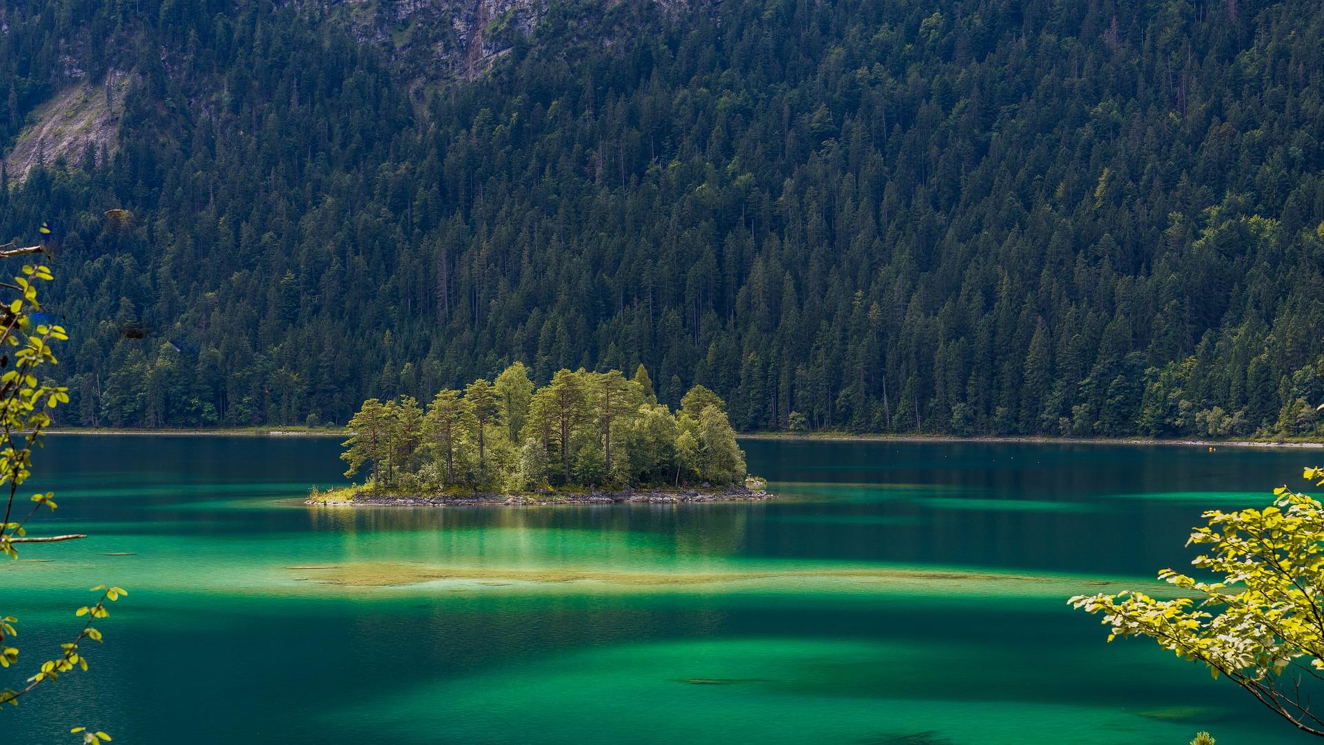 Green Water Lake Island