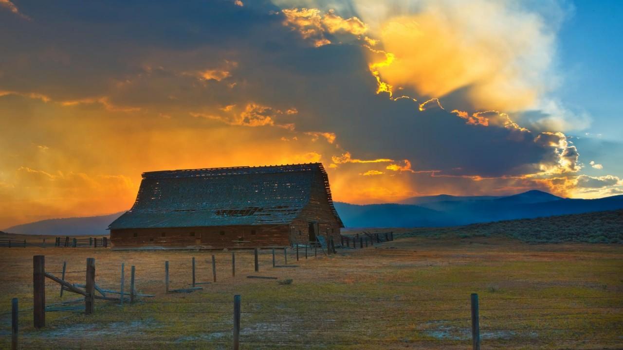 Abandoned barn under the sunset, photography wallpaper