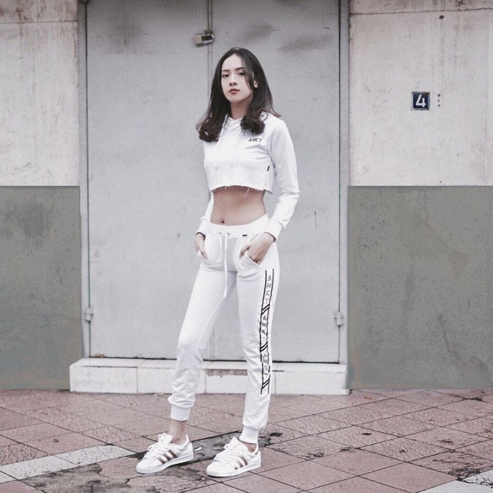 Bikin Iri, 10 Potret Body Goals ala Anya Geraldine yang Fit