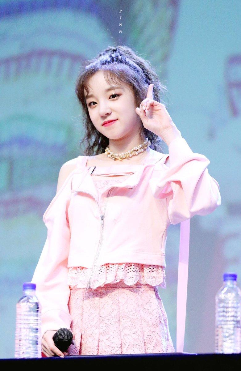 yuqi pics. .. Yuqi at idle's fansign
