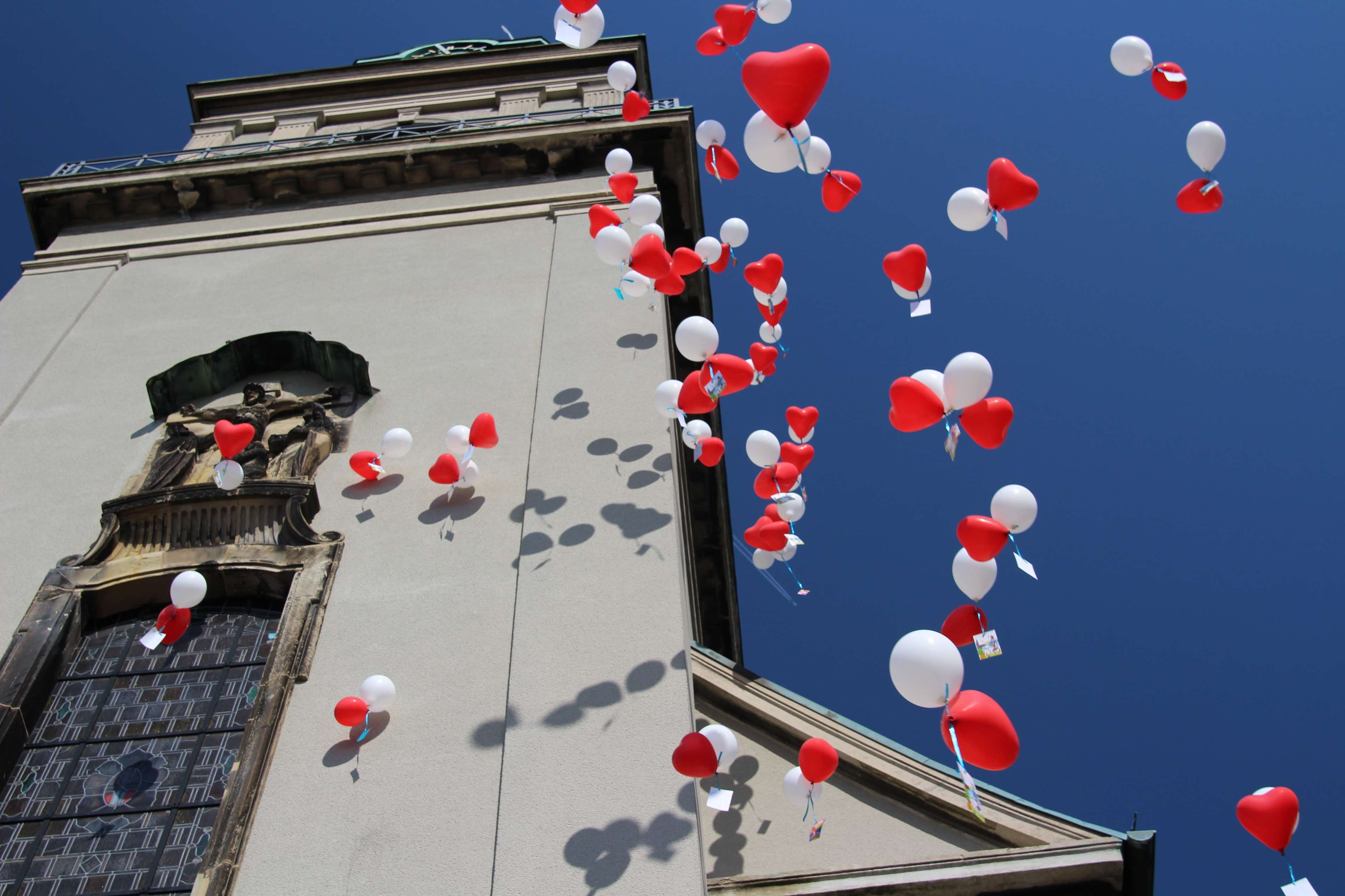 church, colorful balloons, heart, sky blue 4k