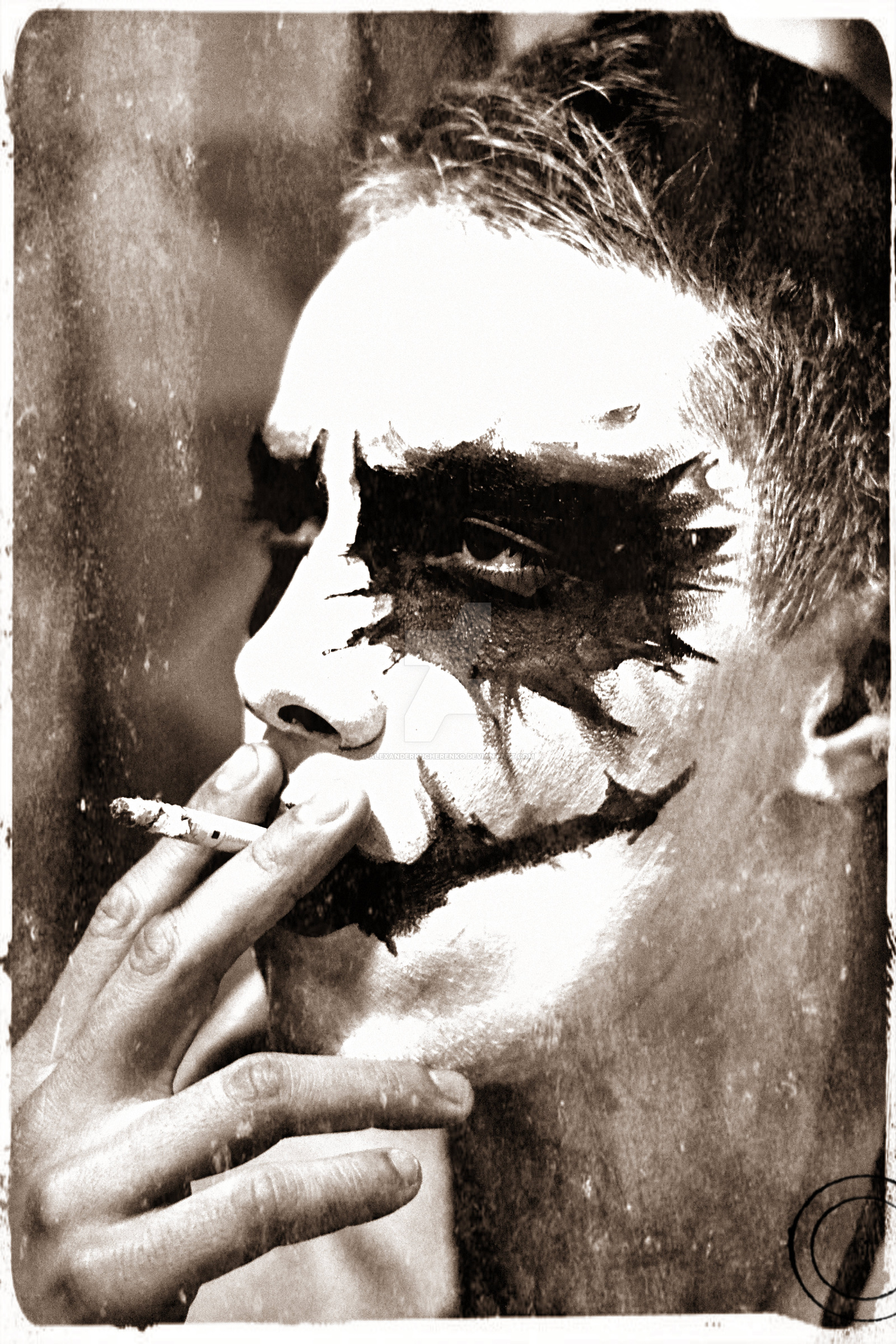 Человек в маске с сигаретой