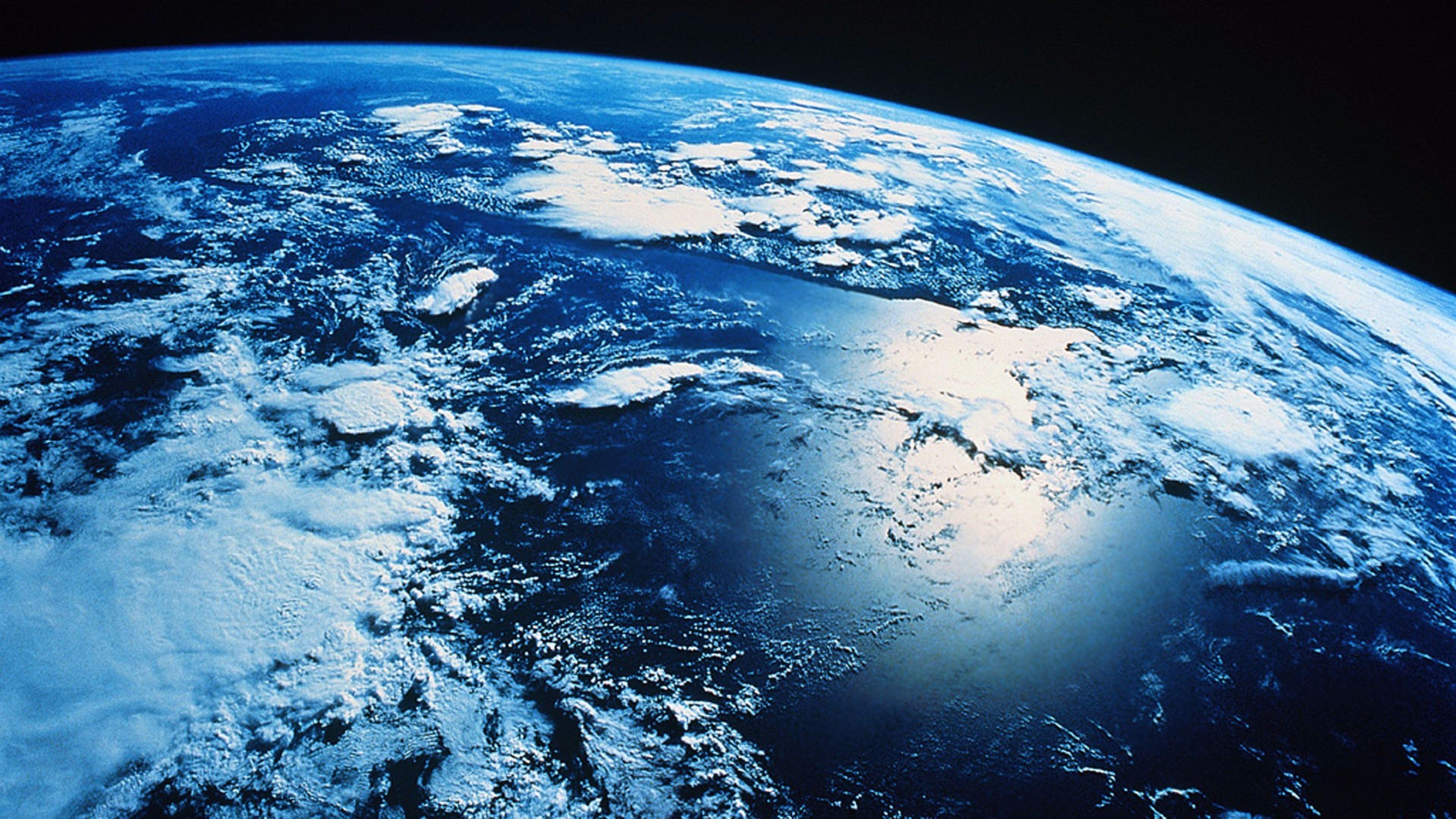 Самая голубая планета. Вид земли из космоса. О земле и космосе. Земной шар вид из космоса. Красивый вид из космоса.