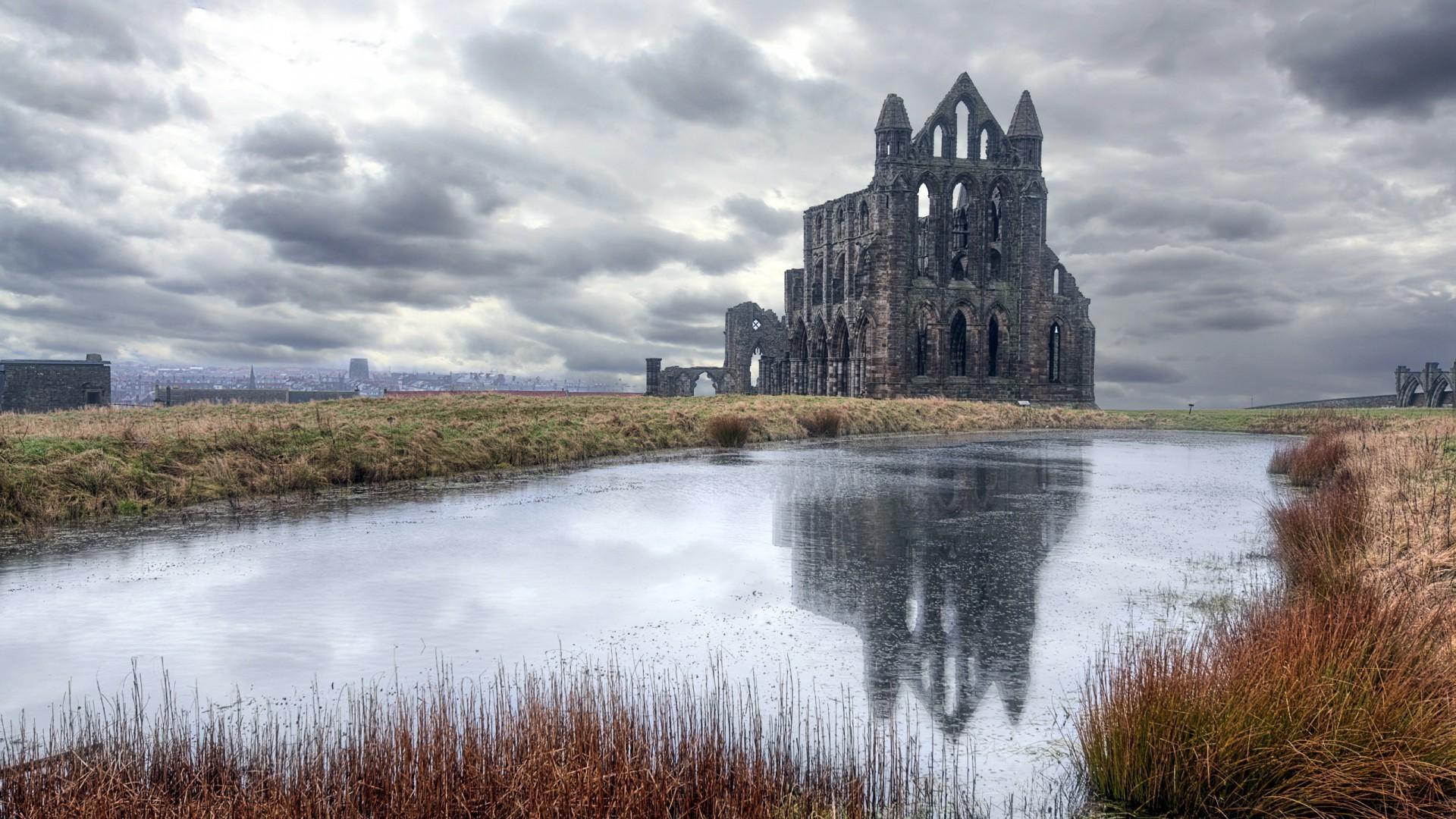 Ruins of a temple on the lake in Scotland wallpaper