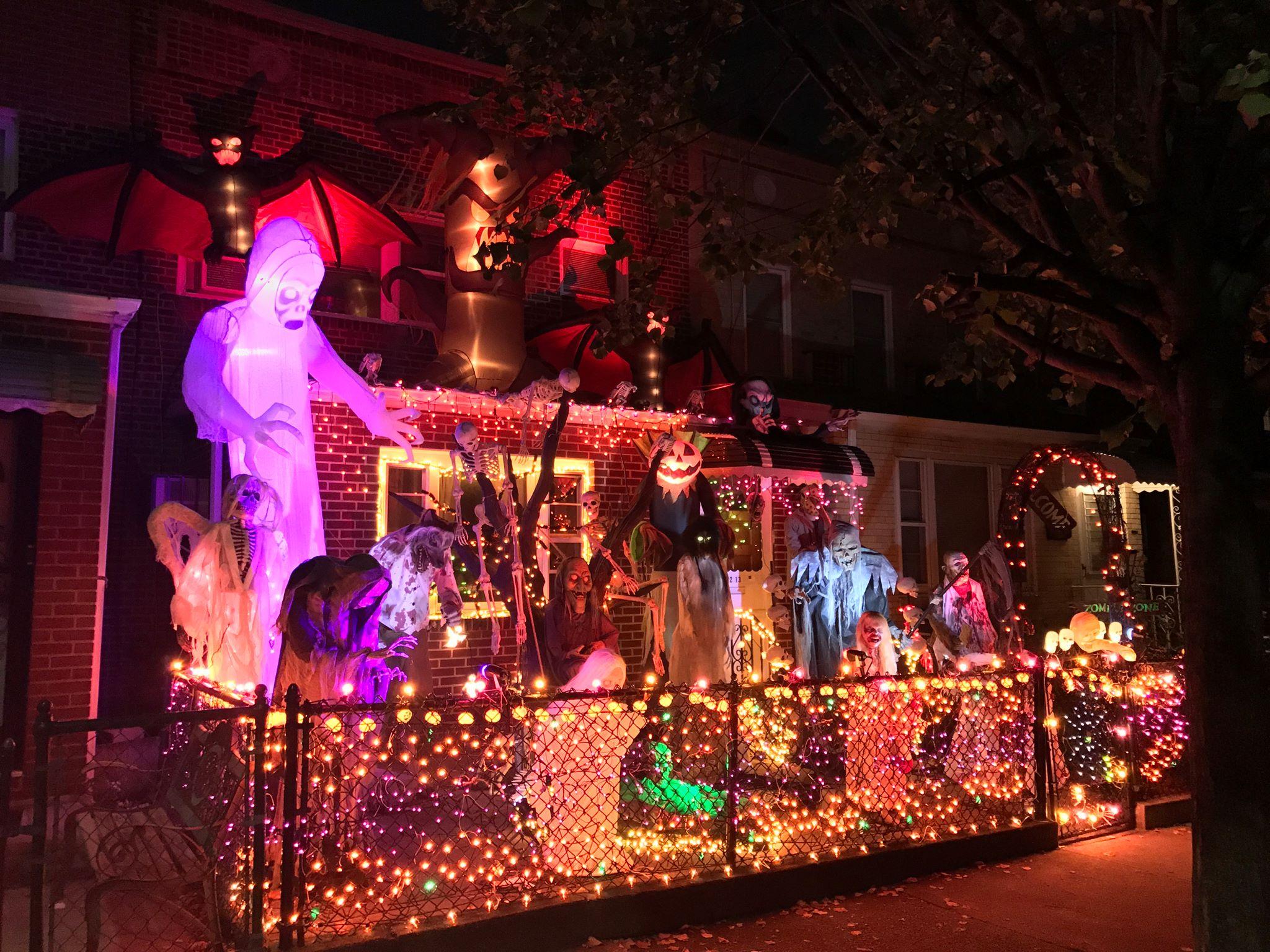 Check Out This Halloween House Tonight. We Heart Astoria