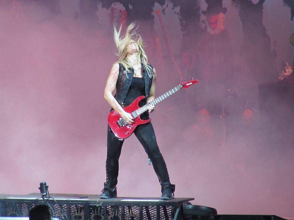 Nita Strauss. This was made during the Alice Cooper show la