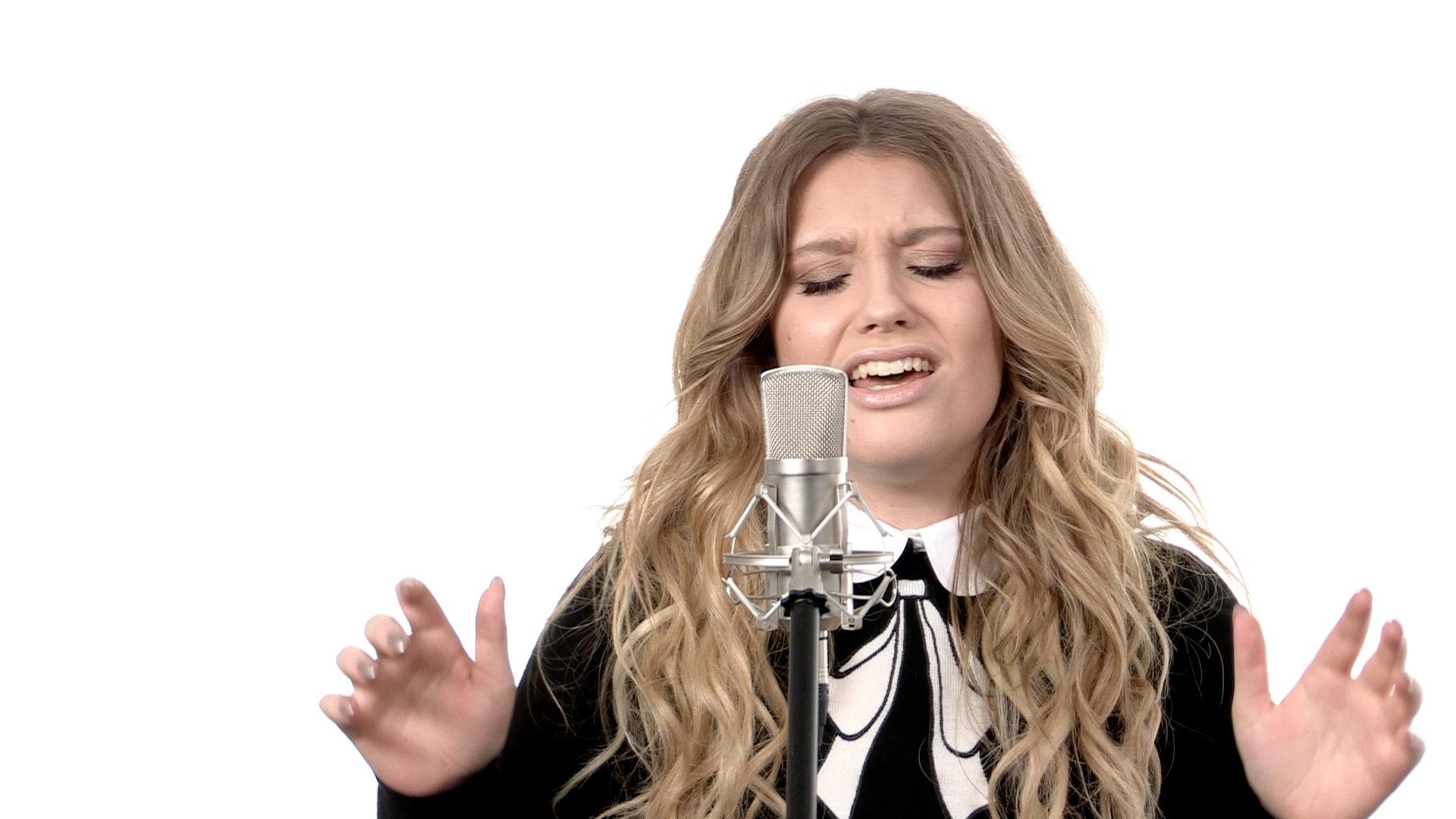 UK superstar Ella Henderson performs showstopping 'Ghost
