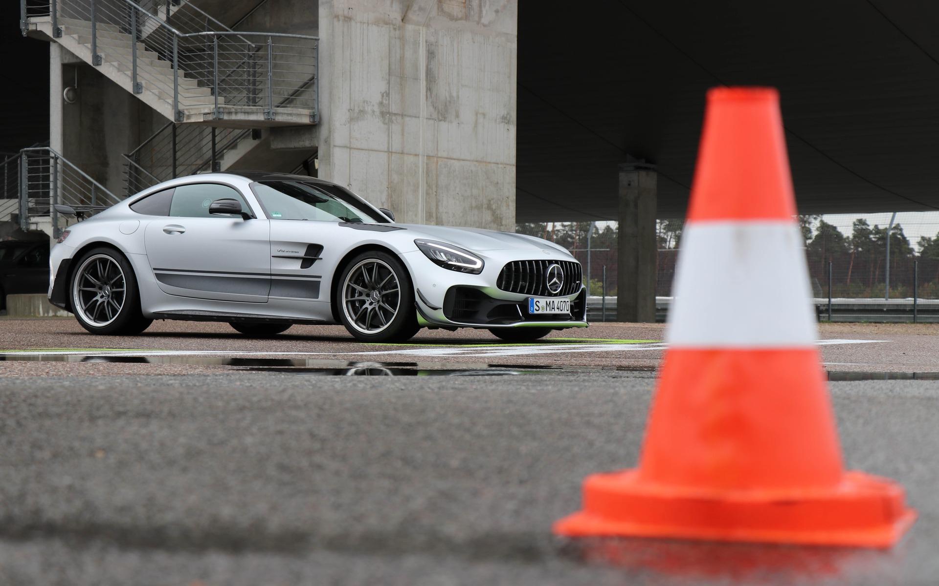 Mercedes AMG GT: Thundering Performance Car Guide