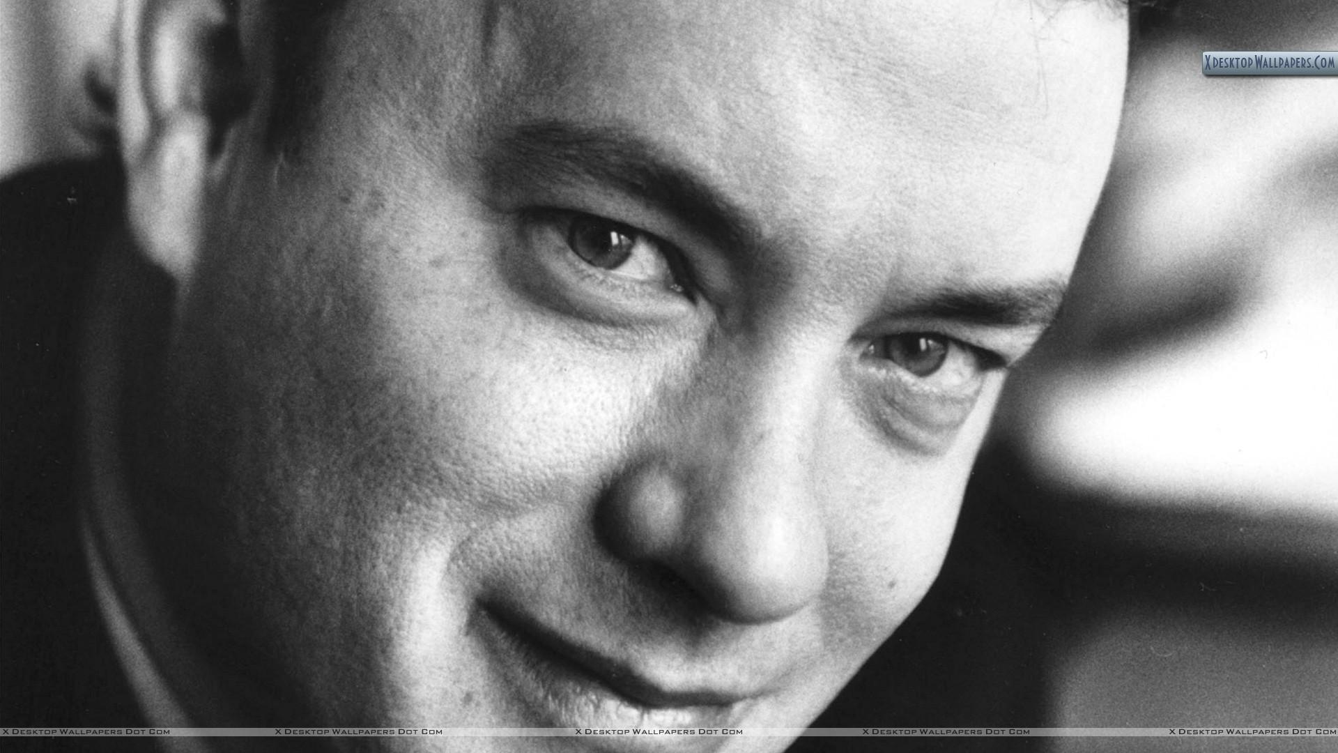 Tom Hanks Black & White Smiling Ultra Face Closeup Wallpaper