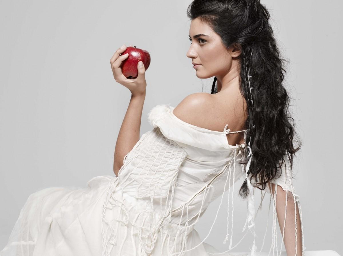 Tuba Buyukustun wallpaper